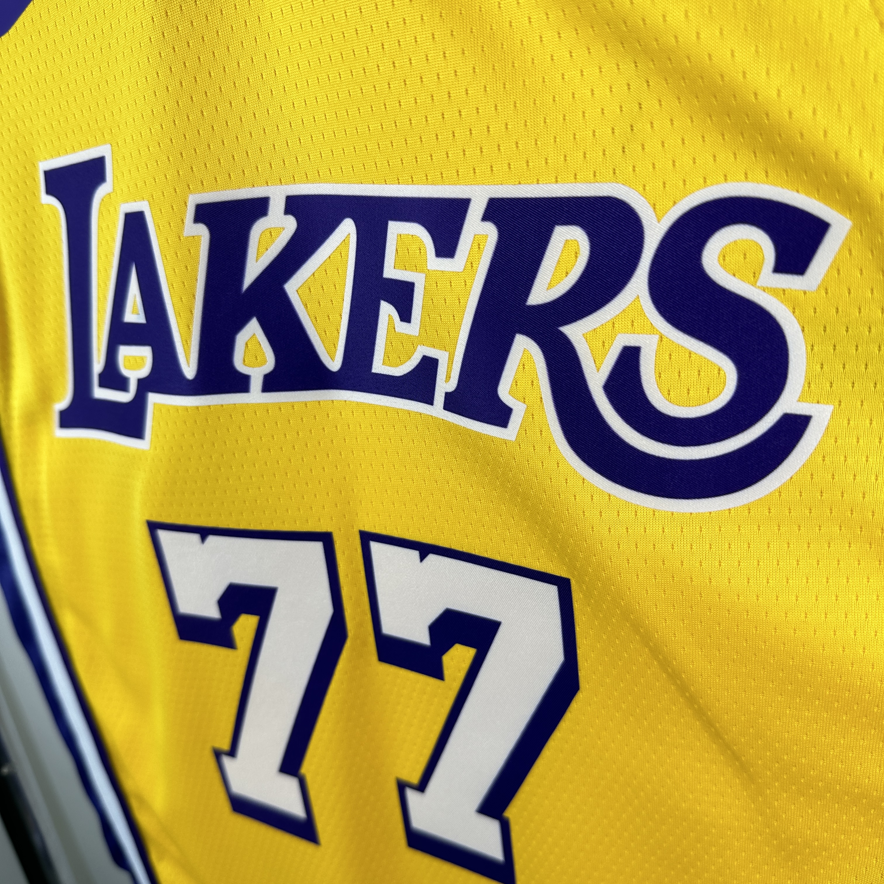 Lakers V-neck Yellow No.77 Dončić