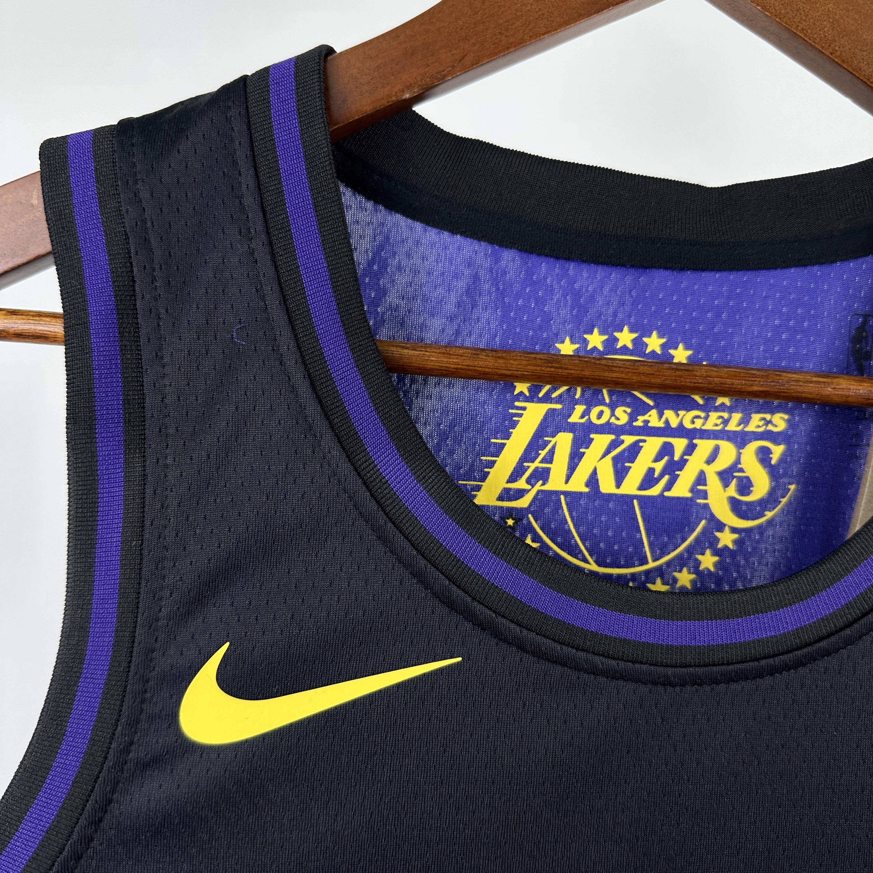 25 Season Lakers No. 77 Dončić