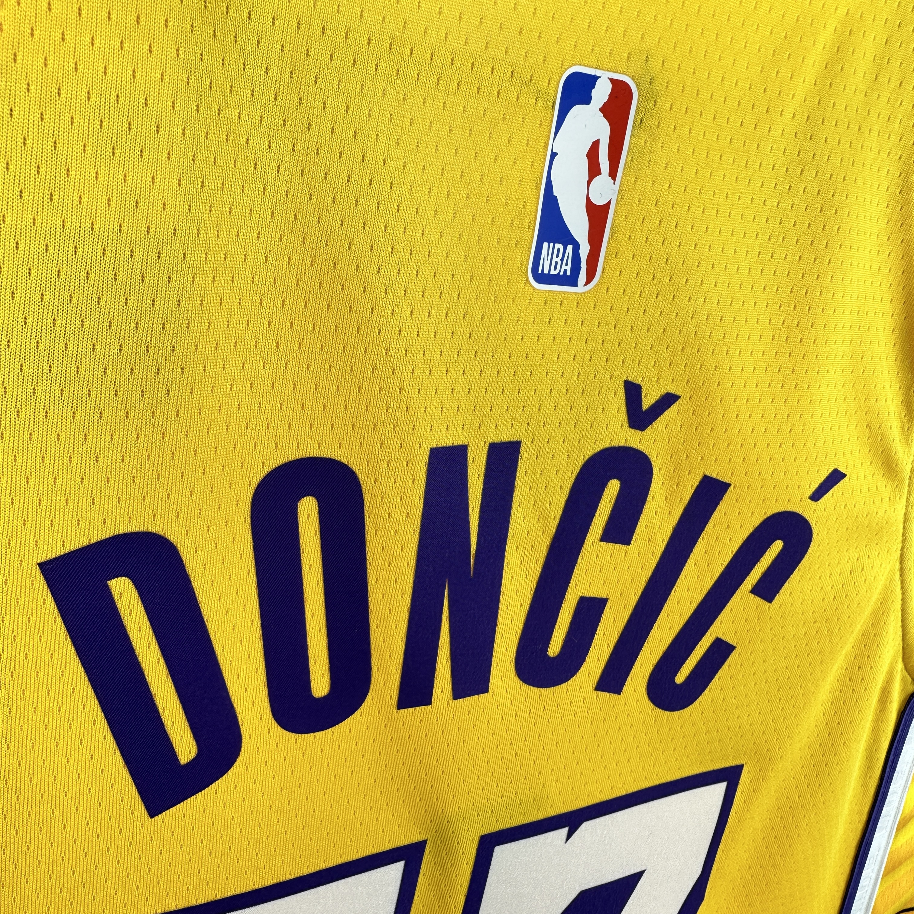 Lakers V-neck Star No.77 Dončić