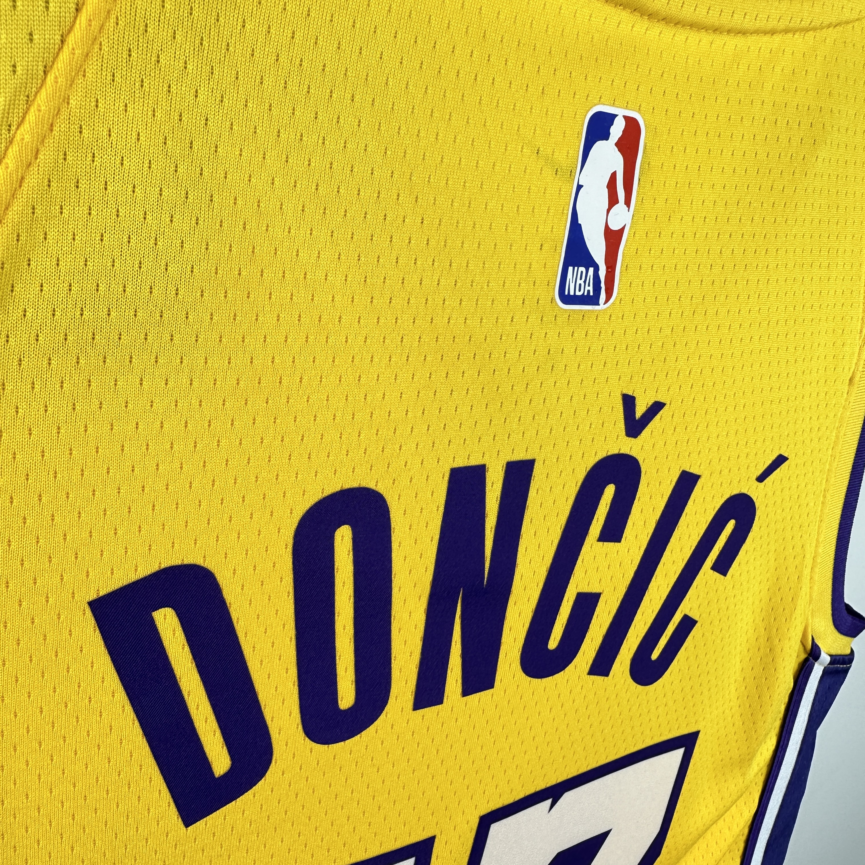 Lakers V-neck Yellow No.77 Dončić