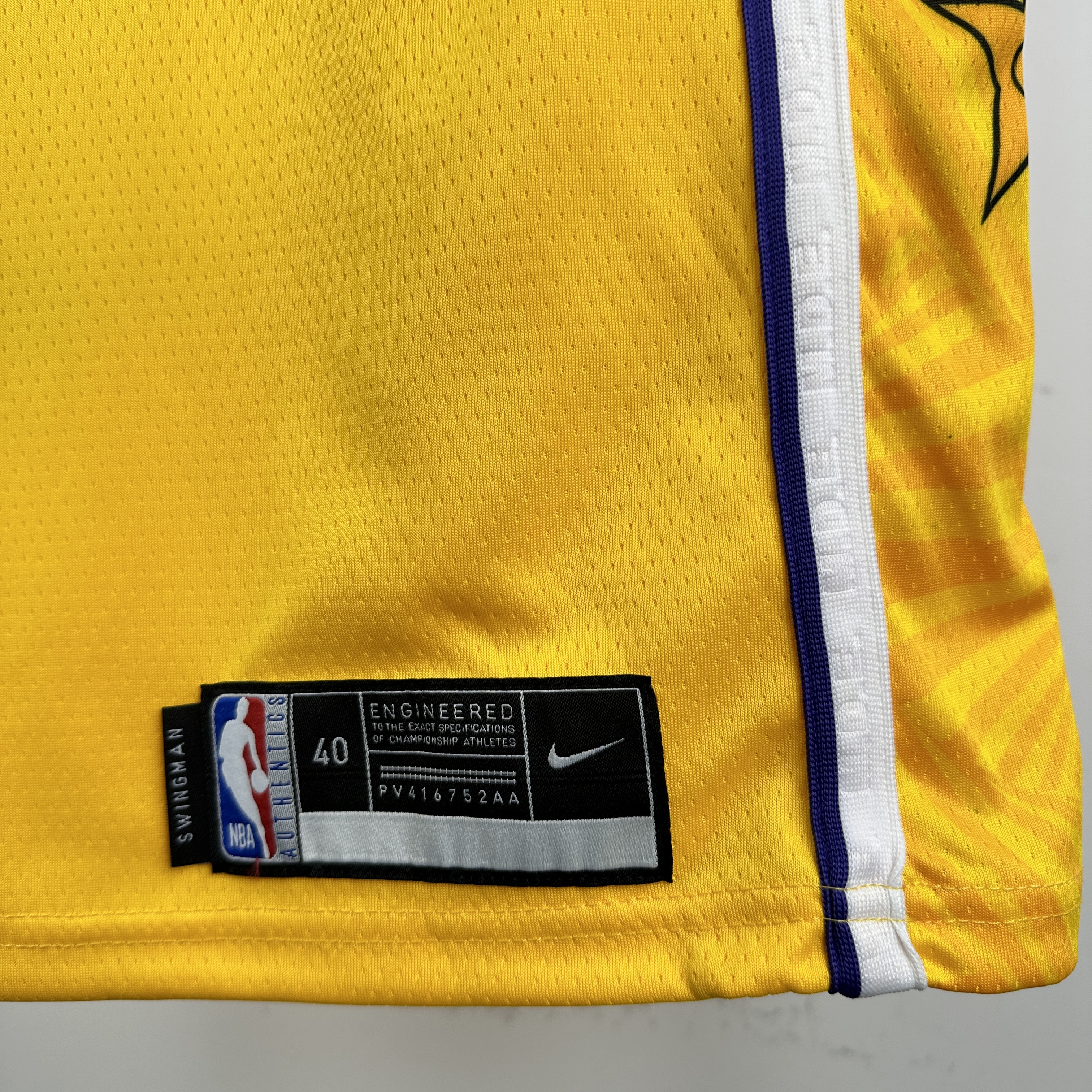 Lakers V-neck Star No.77 Dončić