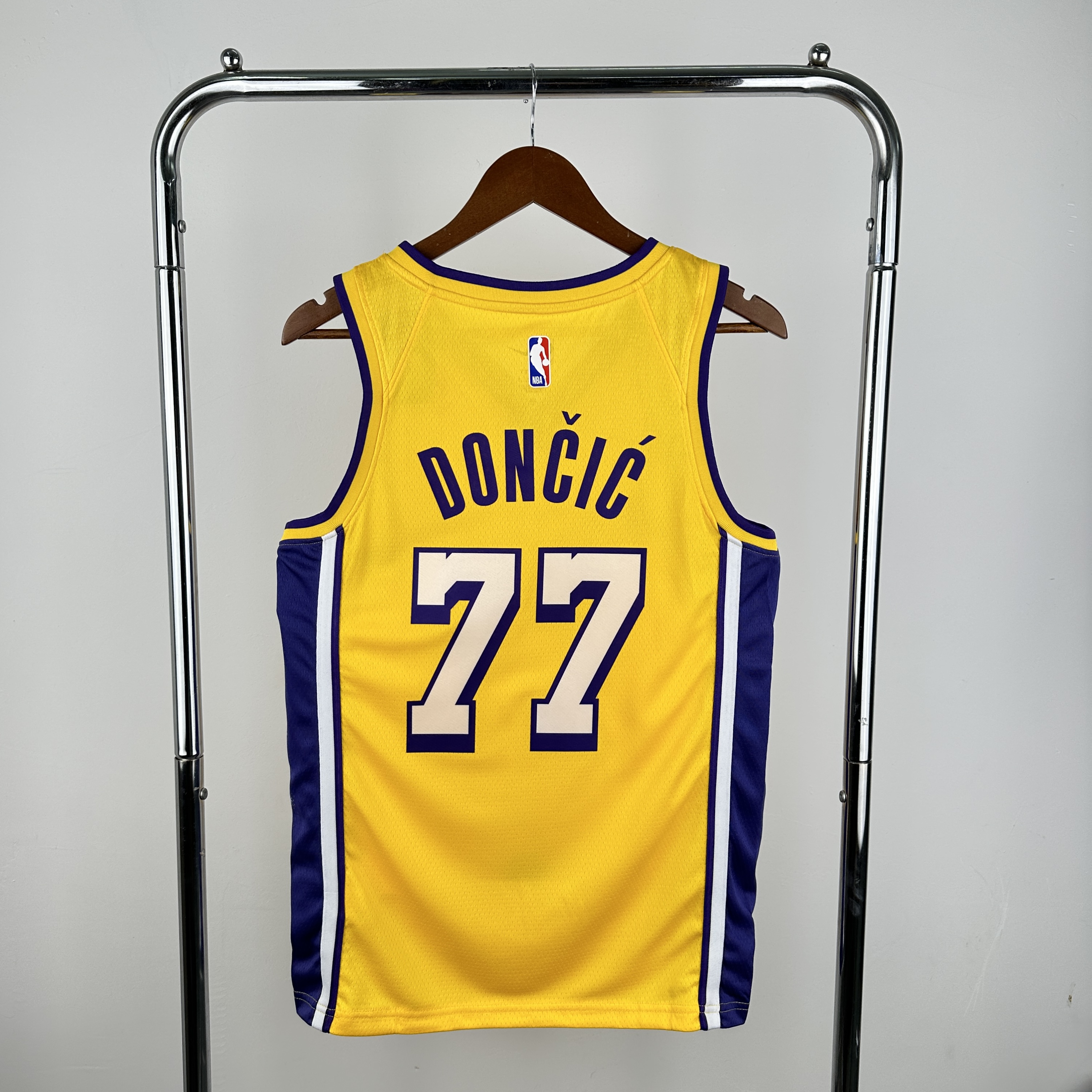 Lakers V-neck Yellow No.77 Dončić