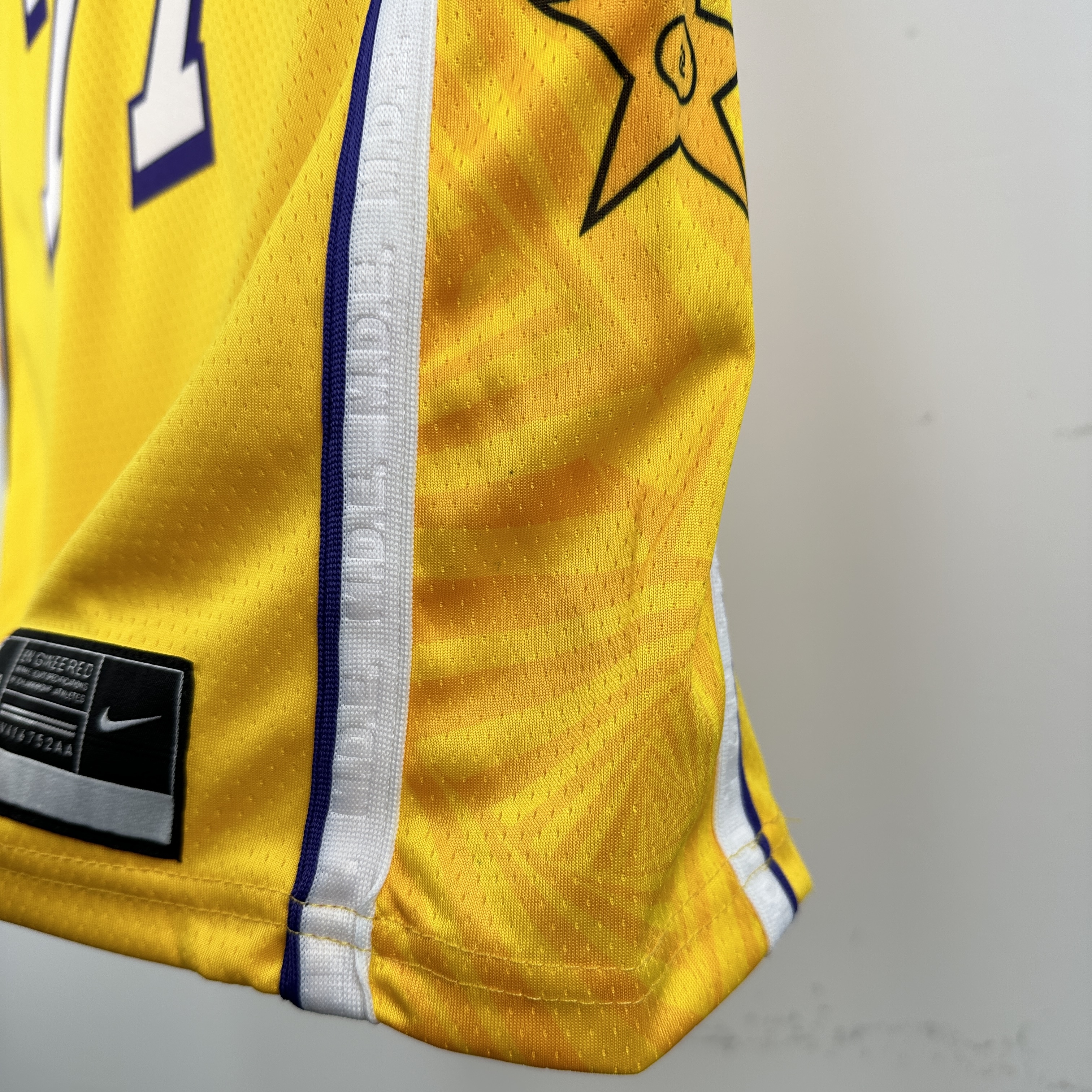 Lakers V-neck Star No.77 Dončić
