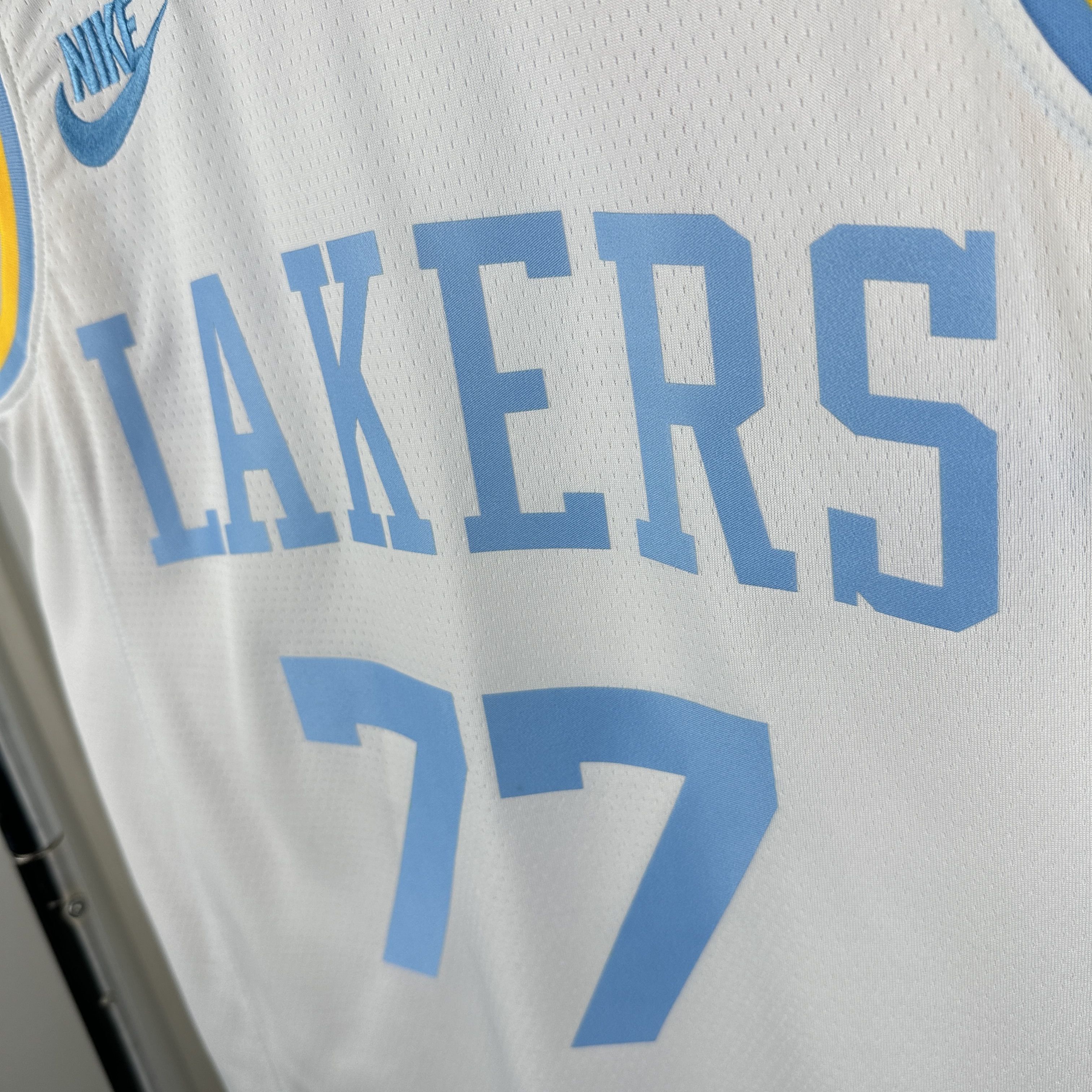 Retro Lakers White No.77 Dončić