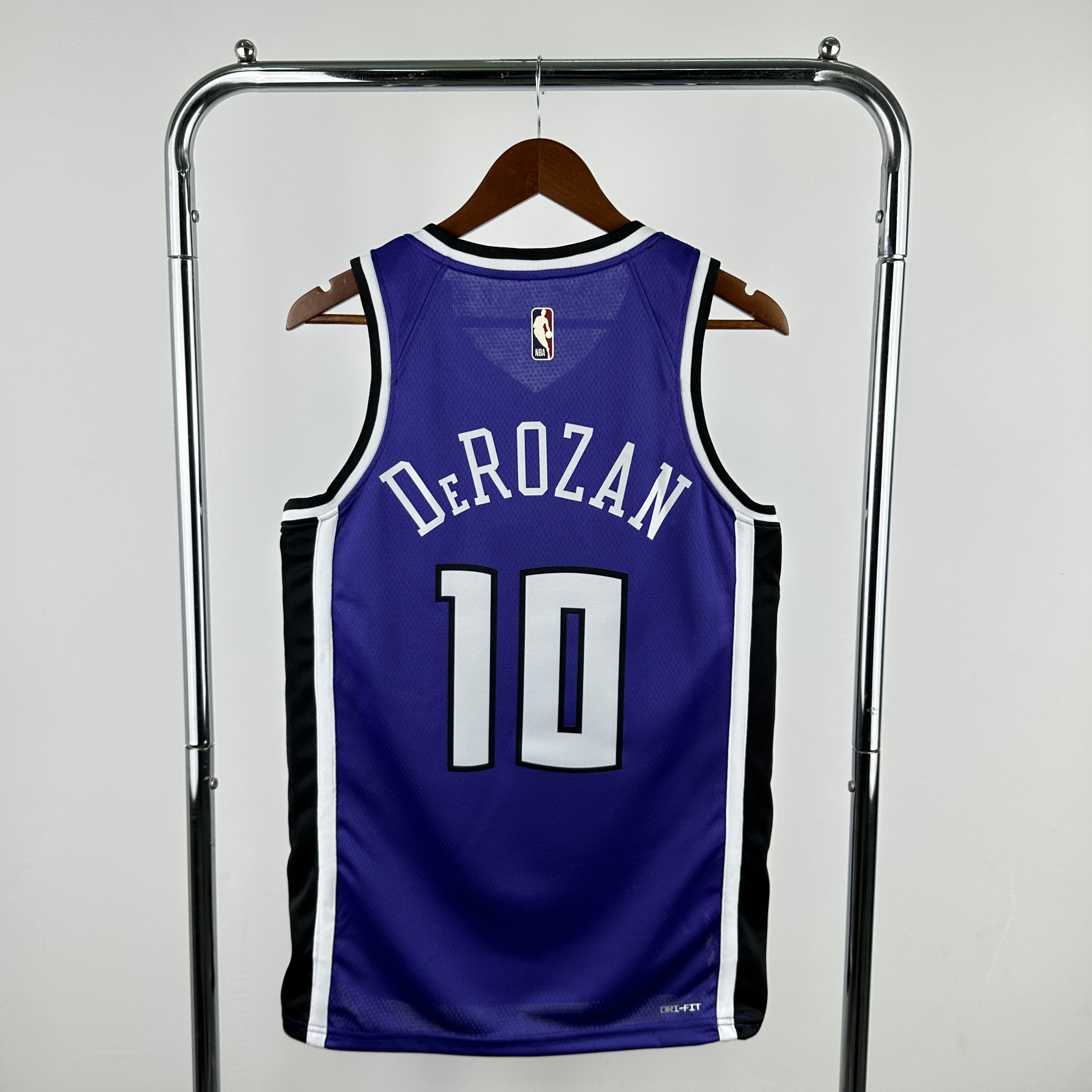 25 SEASON SACRAMENTO KINGS  #10 DeROZAN