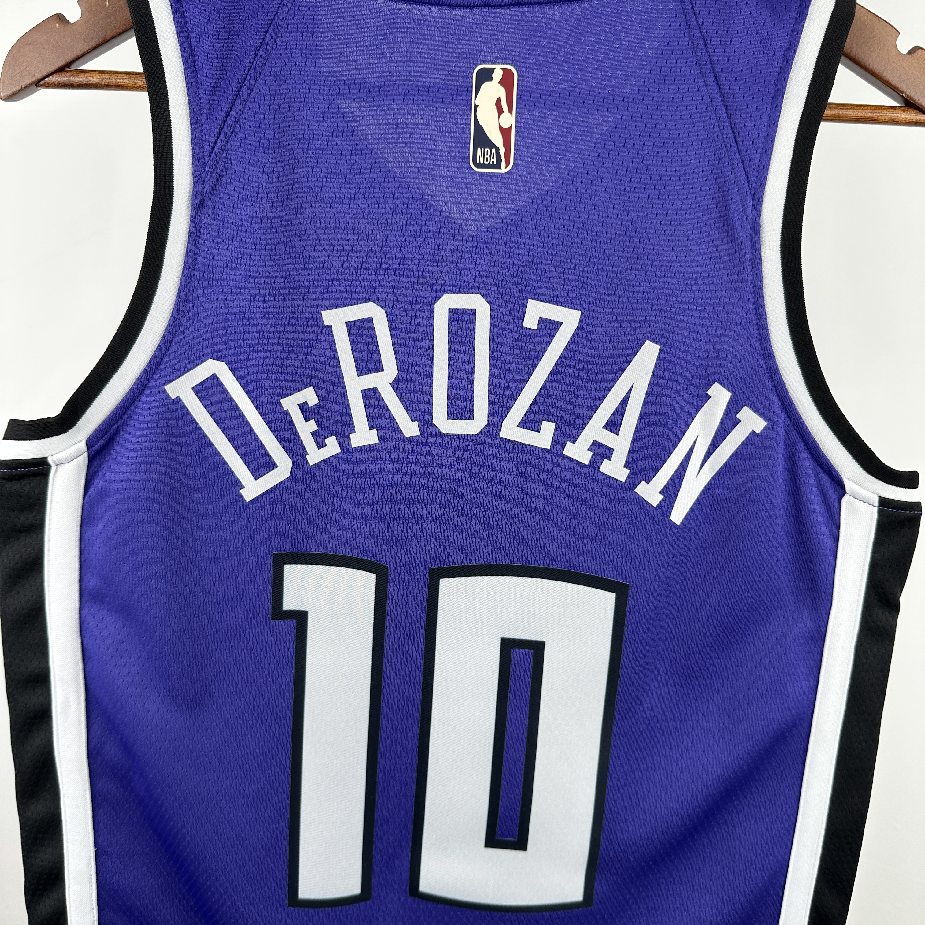 25 SEASON SACRAMENTO KINGS  #10 DeROZAN