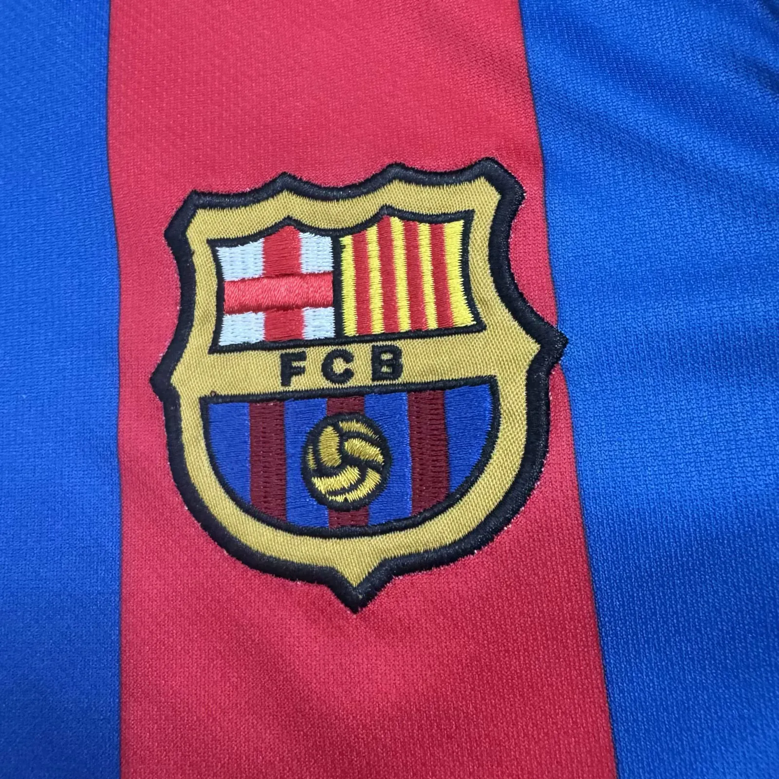 Kids Retro 04/05 Barcelona Home Kit 16-28 3