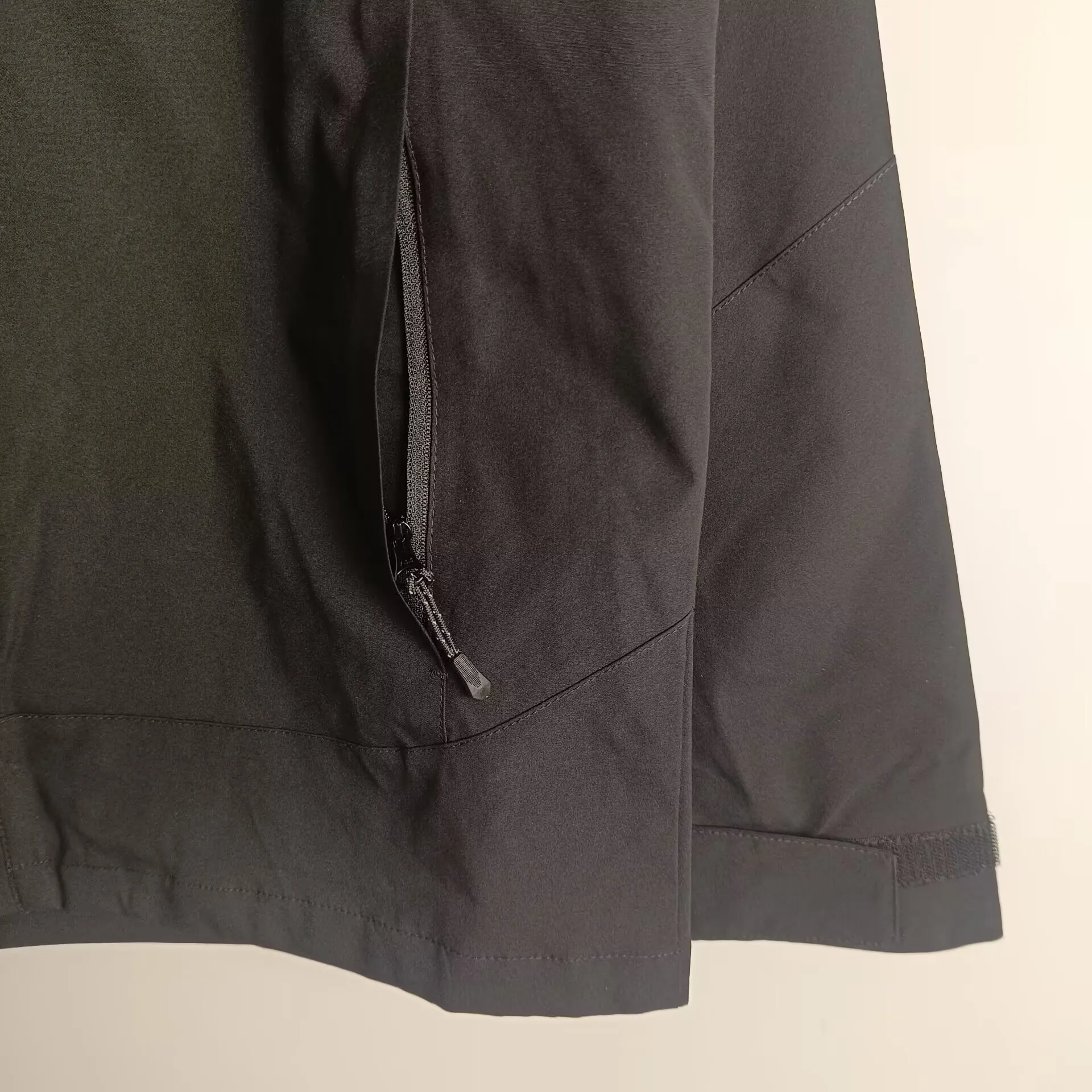 Real M&alpha;drid Black windbreaker 3