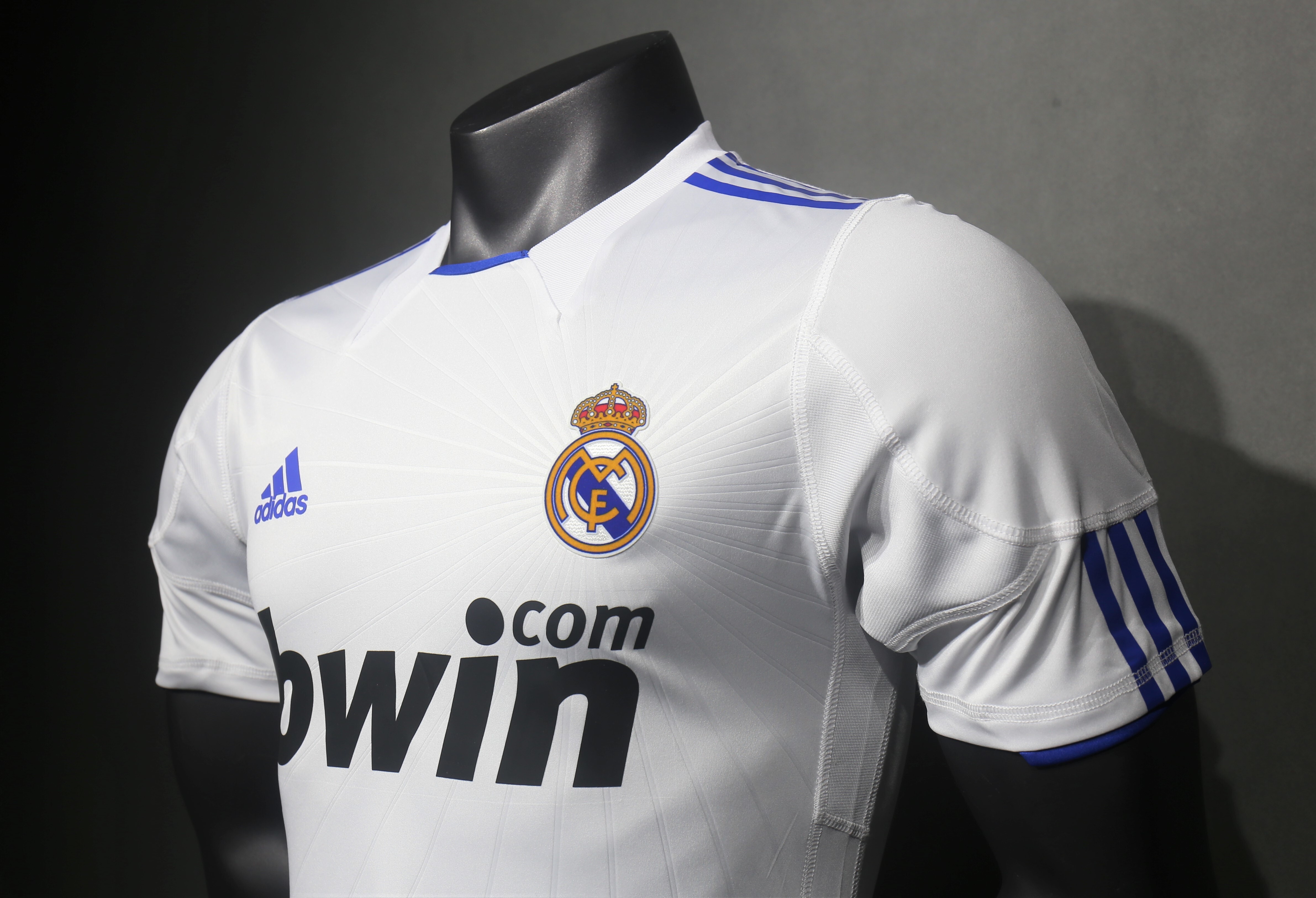 Player Version Retro Real Madrid 10/11 Home S-3XL