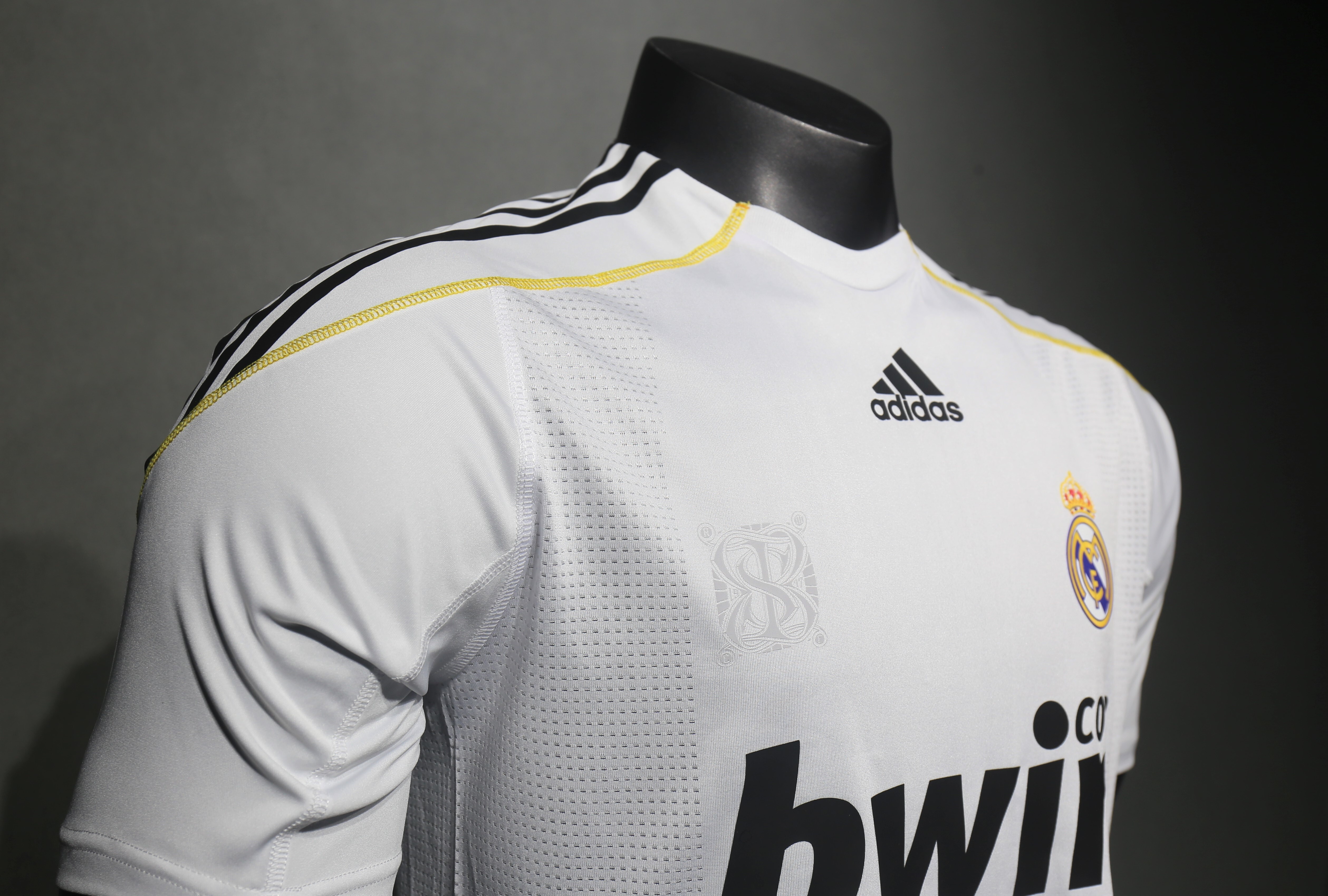 Player Version Retro Real Madrid 09/10 HomeS-3XL