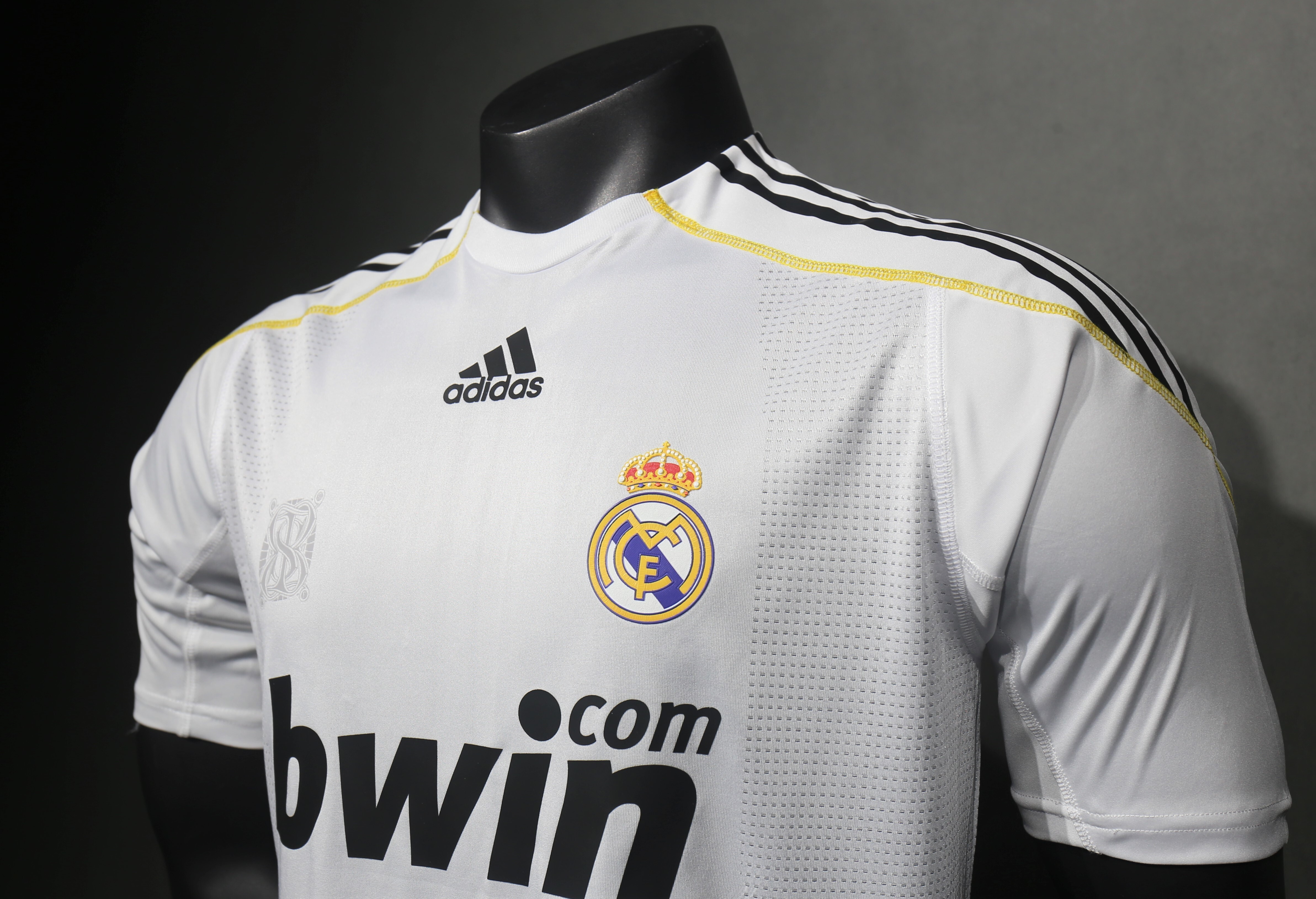 Player Version Retro Real Madrid 09/10 HomeS-3XL