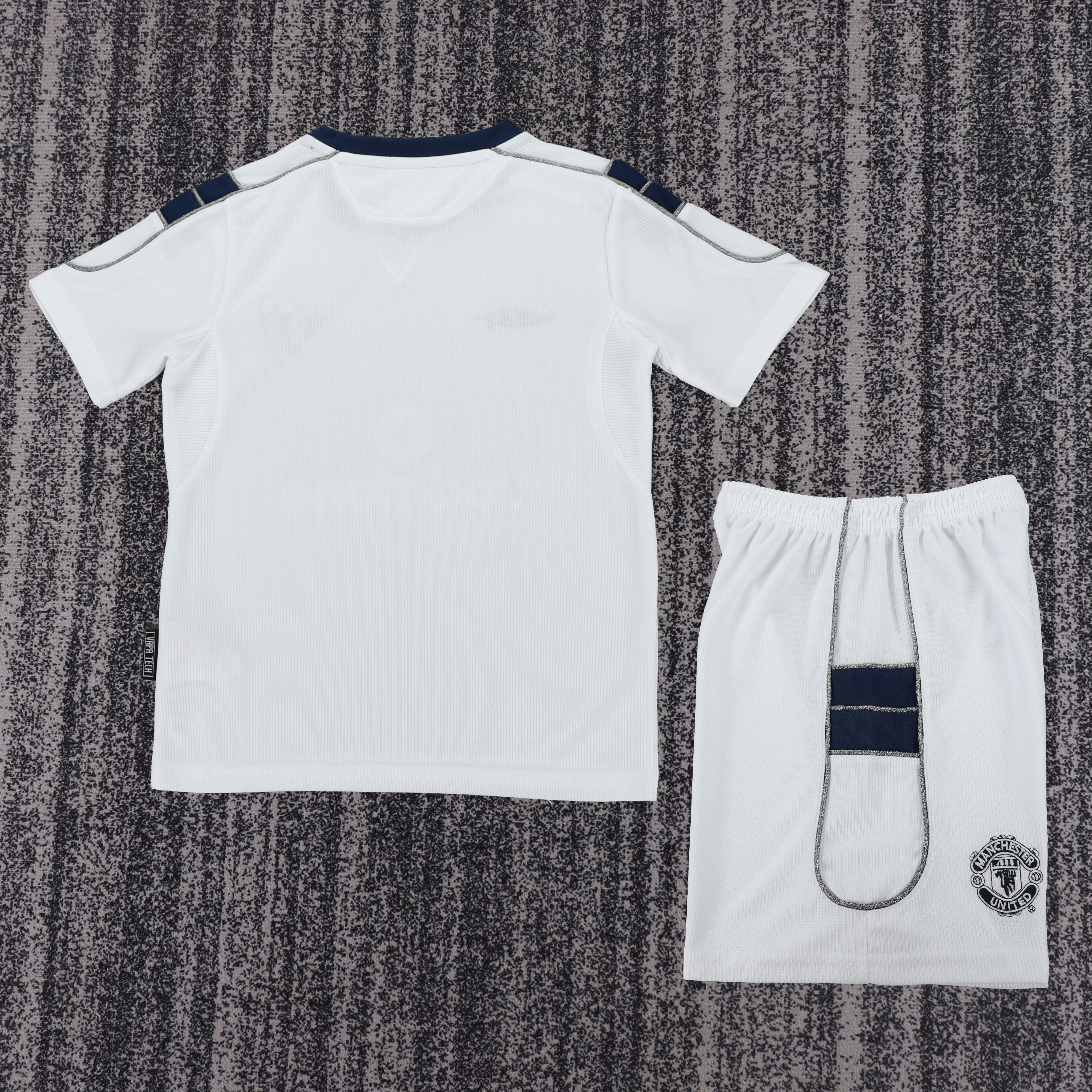 Kids Retro Man Utd 00/01 Away