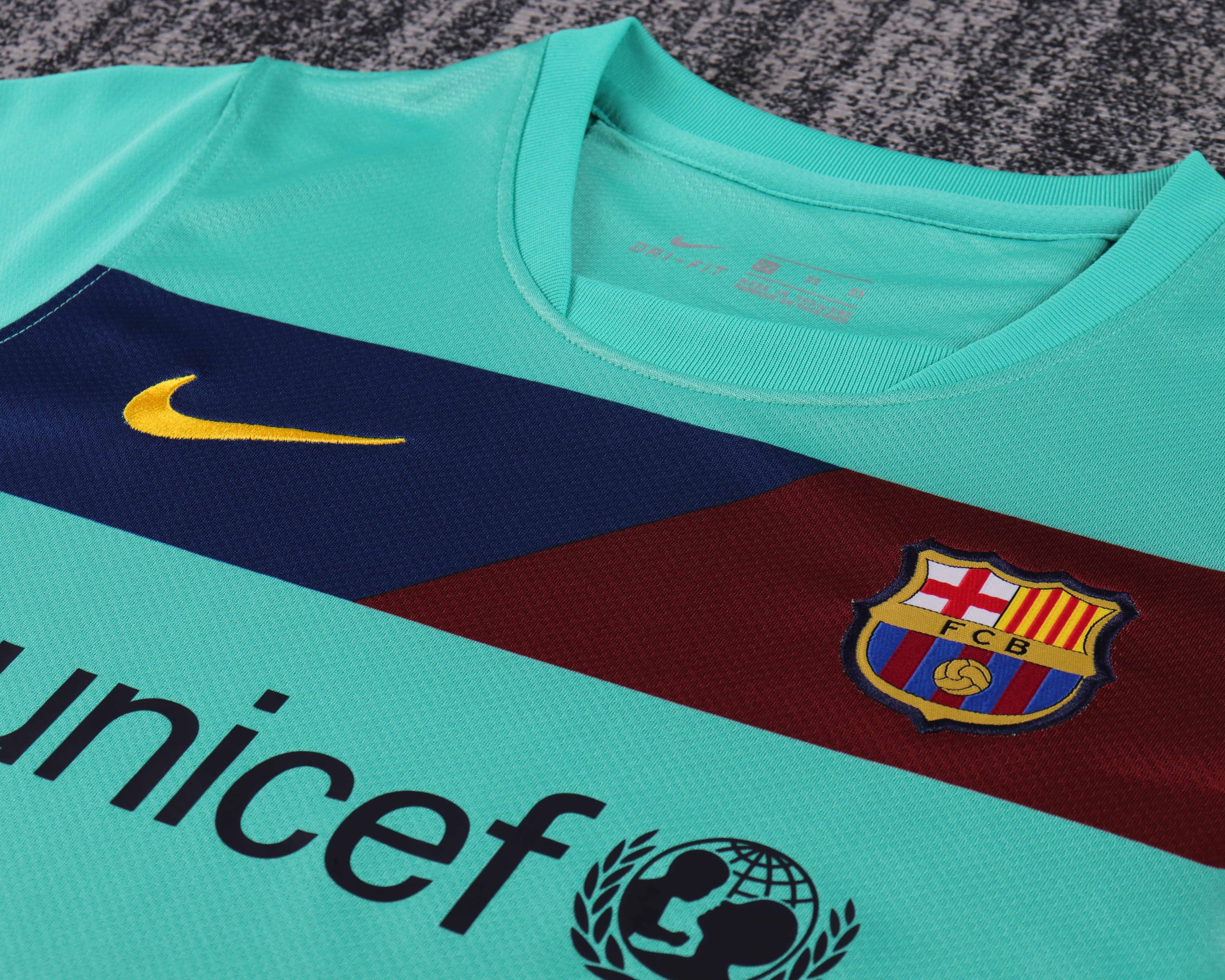 Kids kit Barcelona 10/11 Away 3