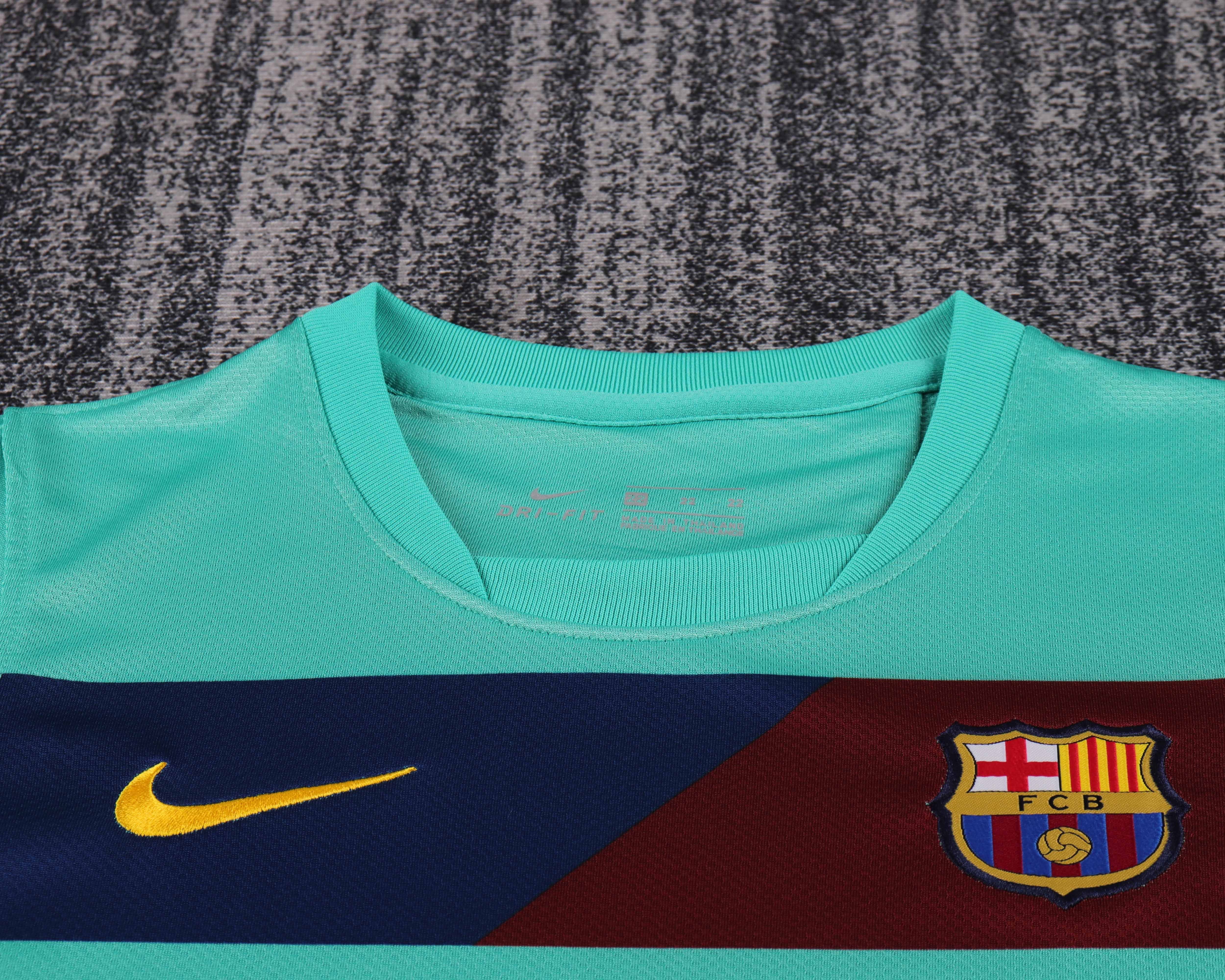Kids kit Barcelona 10/11 Away 4