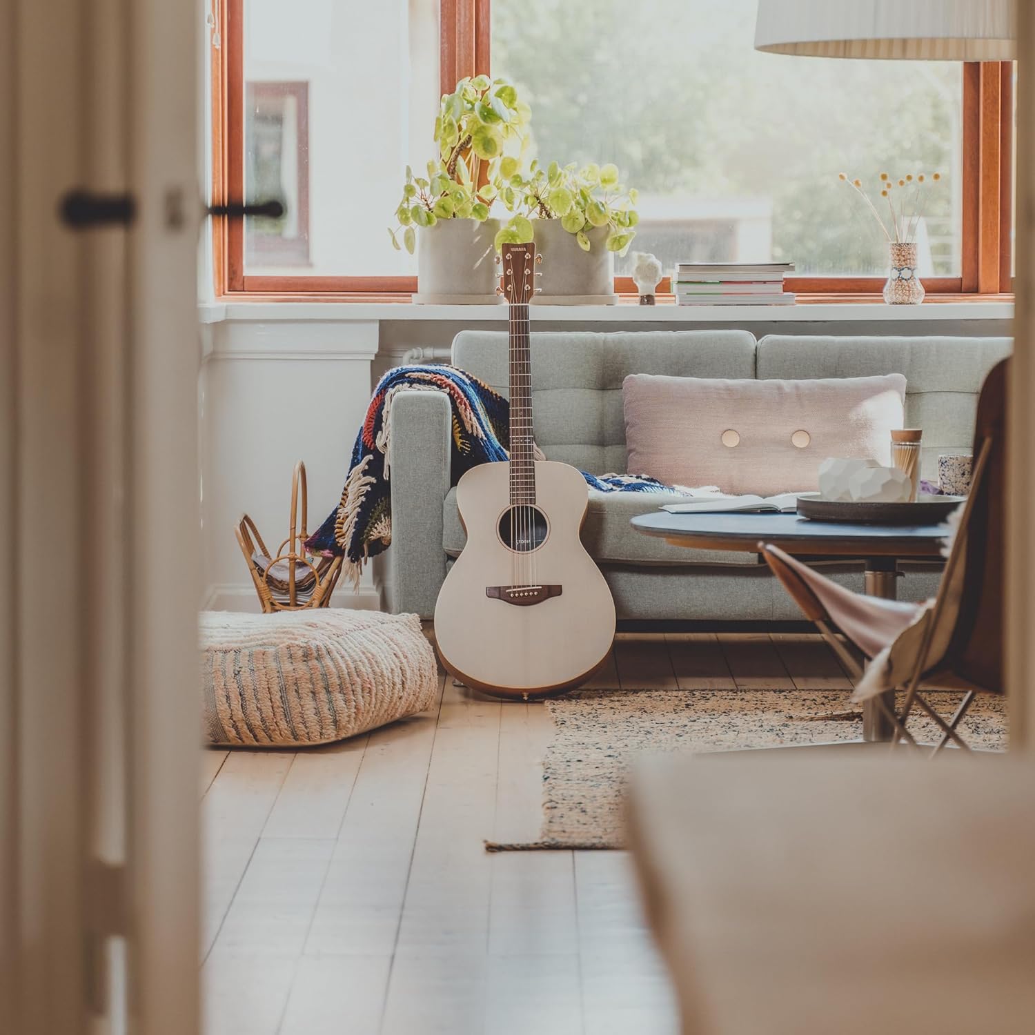 Yamaha F370 Full Size Steel String Acoustic Guitar - Traditional Western Body