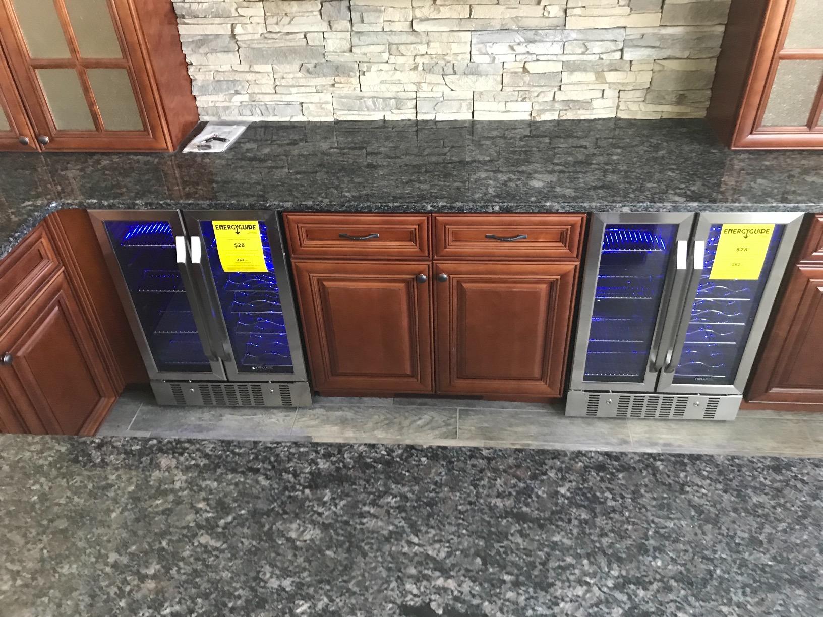 【Appliances】NewAir 24” Wine and Beverage Refrigerator and Cooler, 18 Bottle and 60 Can Capacity