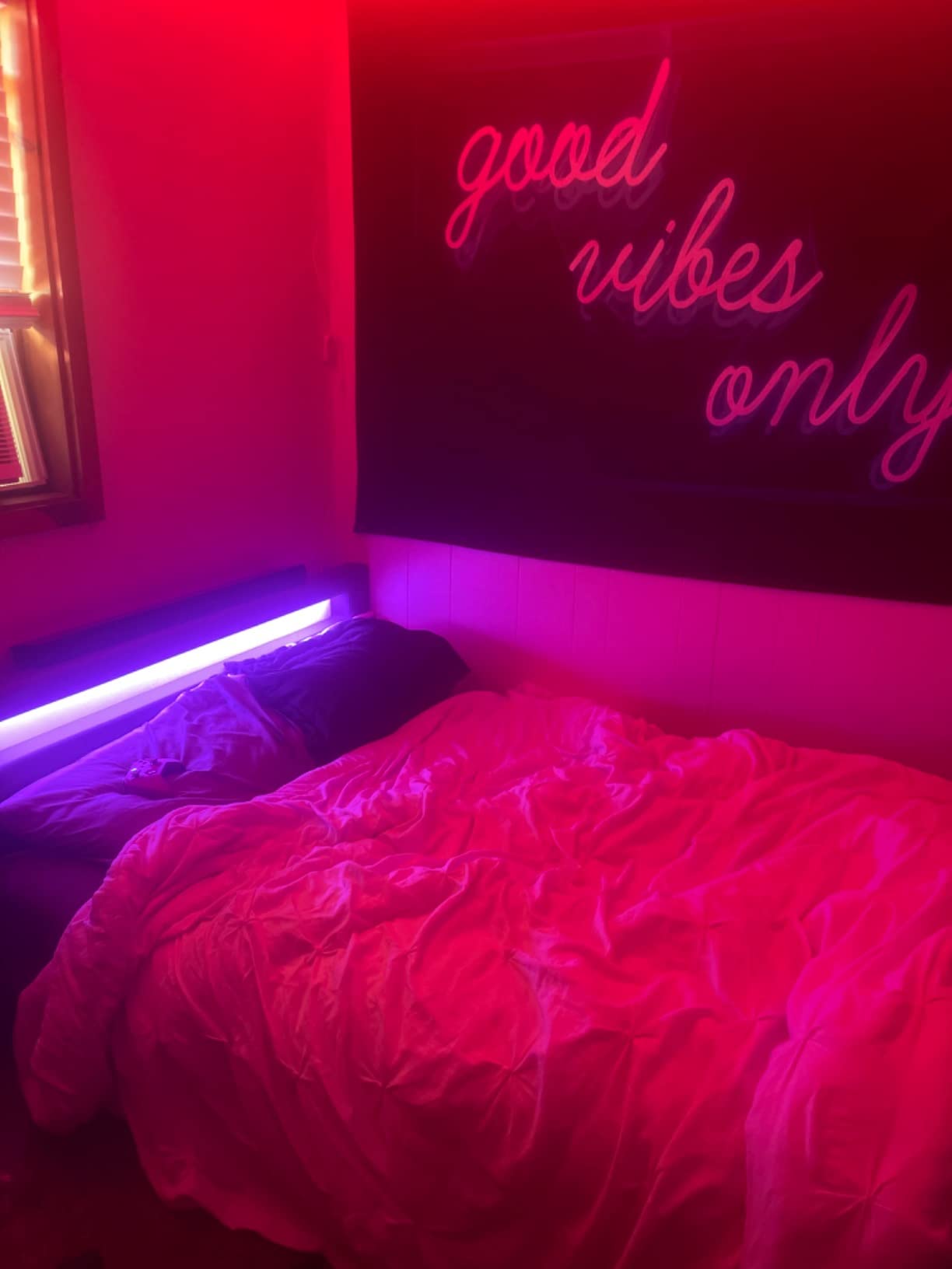 【Furniture】Pezzolla LED Bed Frame King Size - Contemporary Modern Low Profile Platform Bed with 16 Colors LED