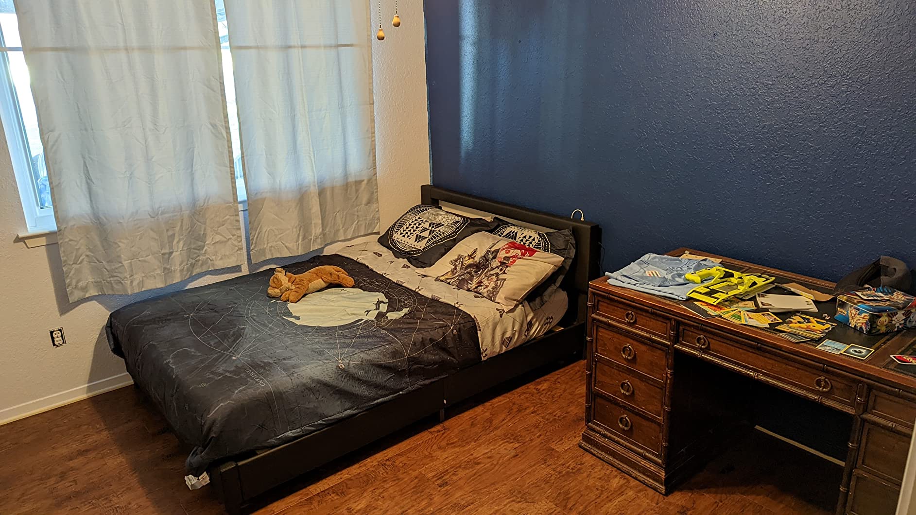 【Furniture】Pezzolla LED Bed Frame King Size - Contemporary Modern Low Profile Platform Bed with 16 Colors LED