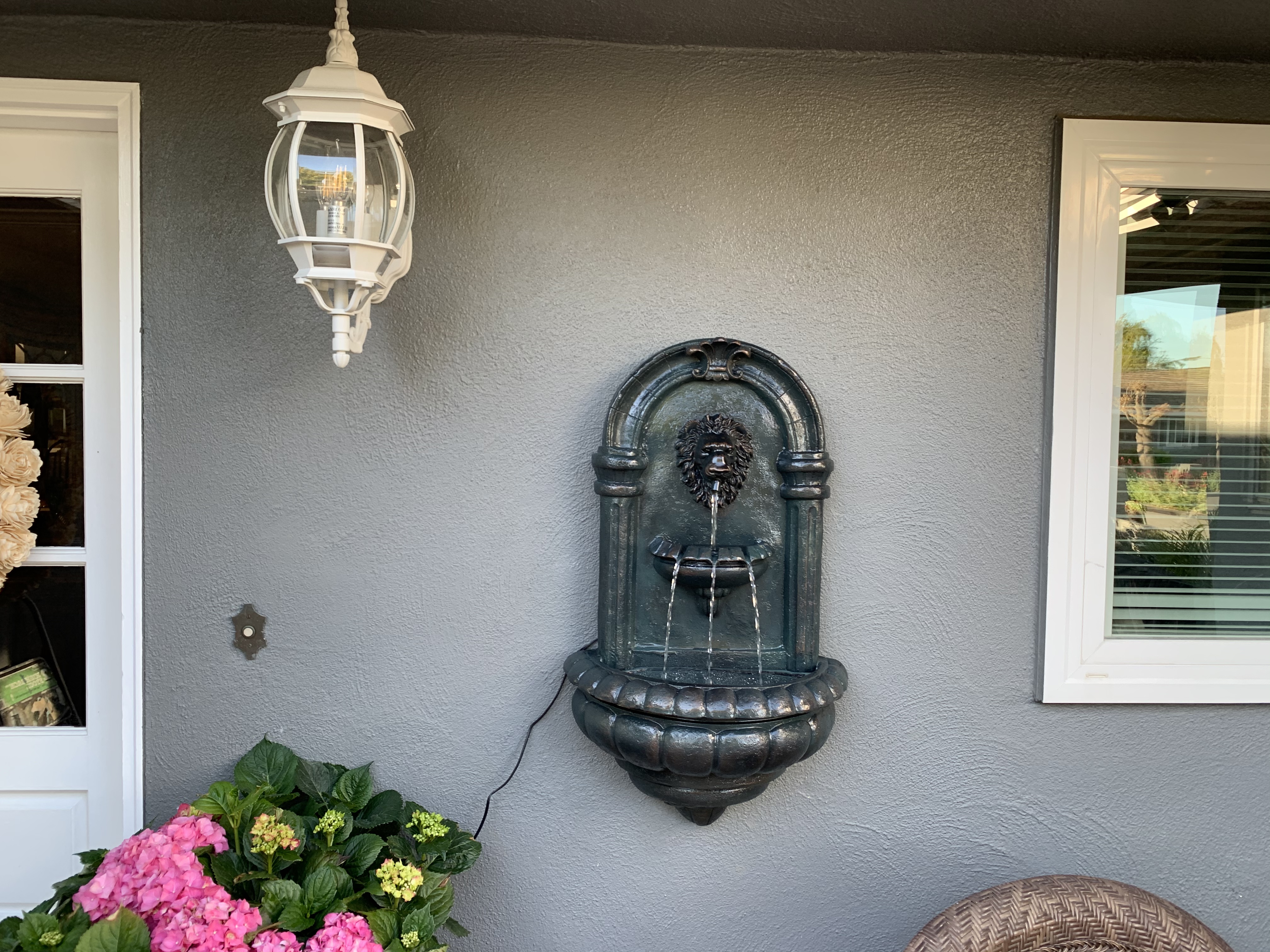 【Décor】Royal Lion Head Light Weight Wall Waterfall Fountain with LED Lights & Pump for Outdoor Patio Garden Backyard