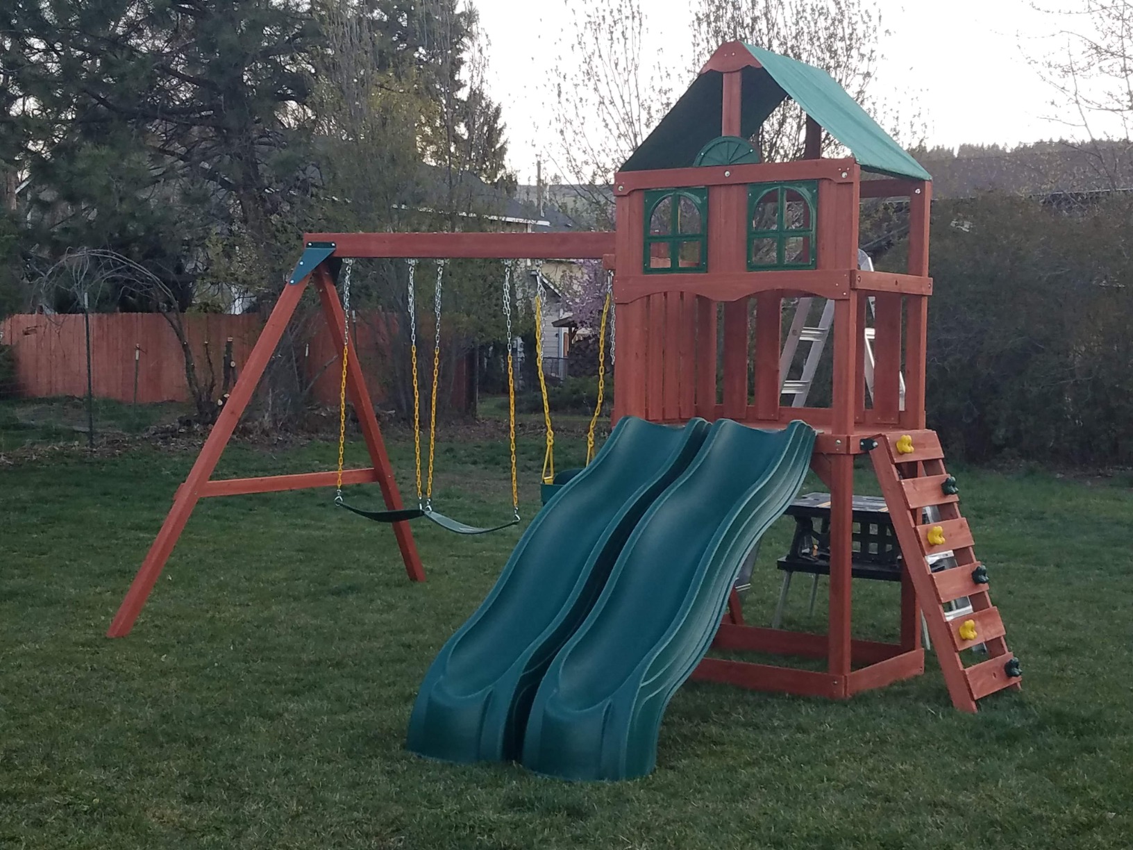 【Baby&Kids】Deluxe Wooden Swing Set with Vinyl Canopy Roof, Dual Wave Slides, and Rock Climbing Wall