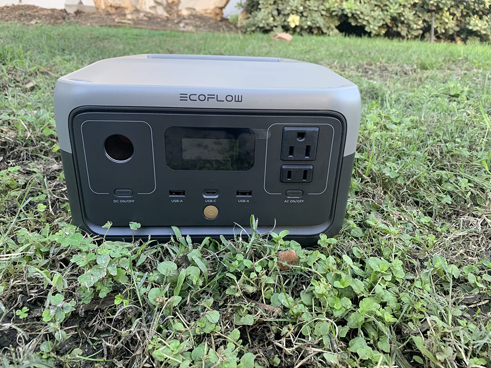 Portable outdoor power station with XT60i cable, solar generator with lithium iron phosphate, 3 x 800 W AC outlets, 70 hours fast charging, suitable for camping, emergencies, home backup power《NO8》
