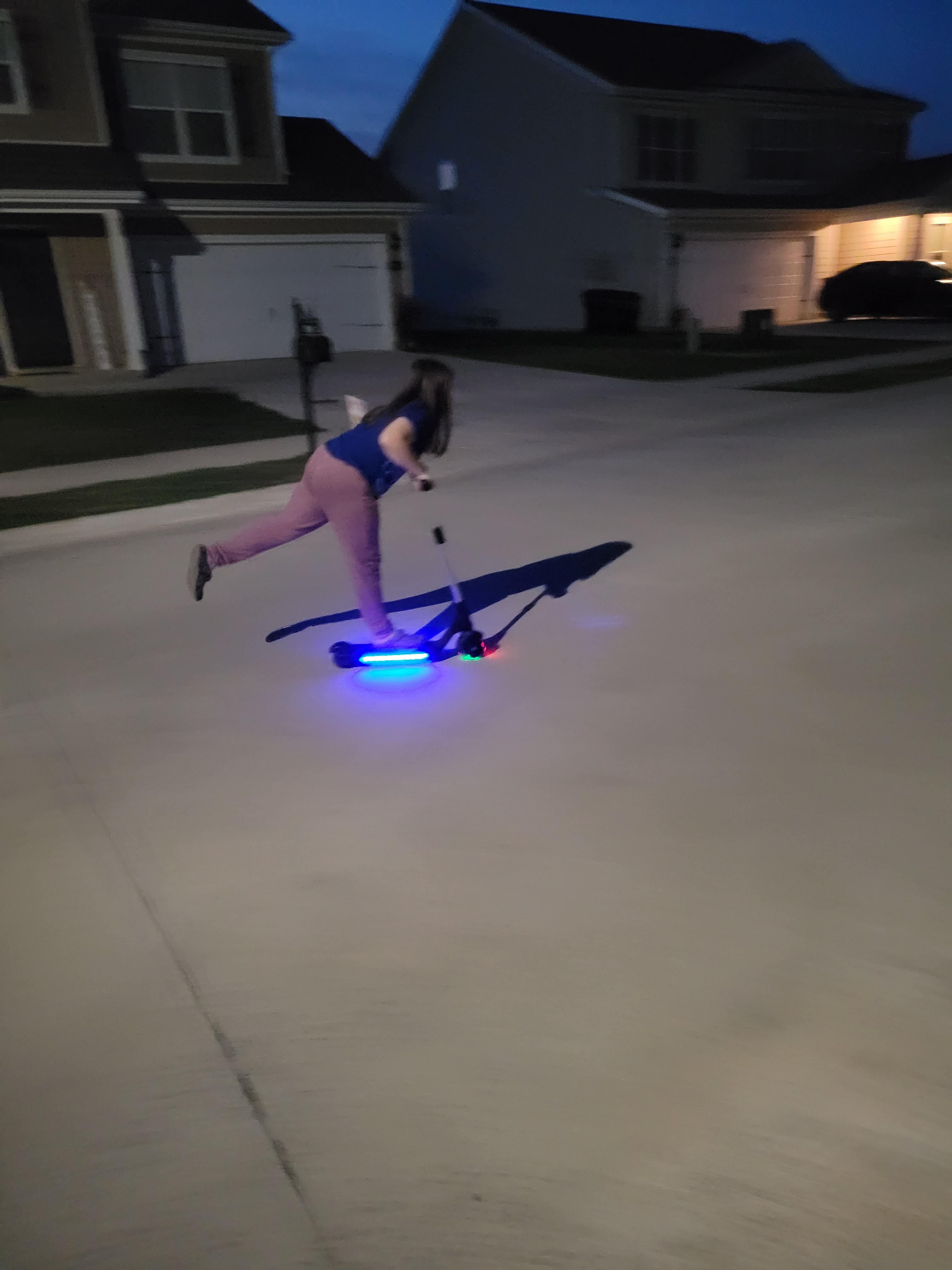 【Sports&Outdoors】Electric Scooter for Kids, Teens, Boys & Girls with Lightweight & Adjustable Handlebar