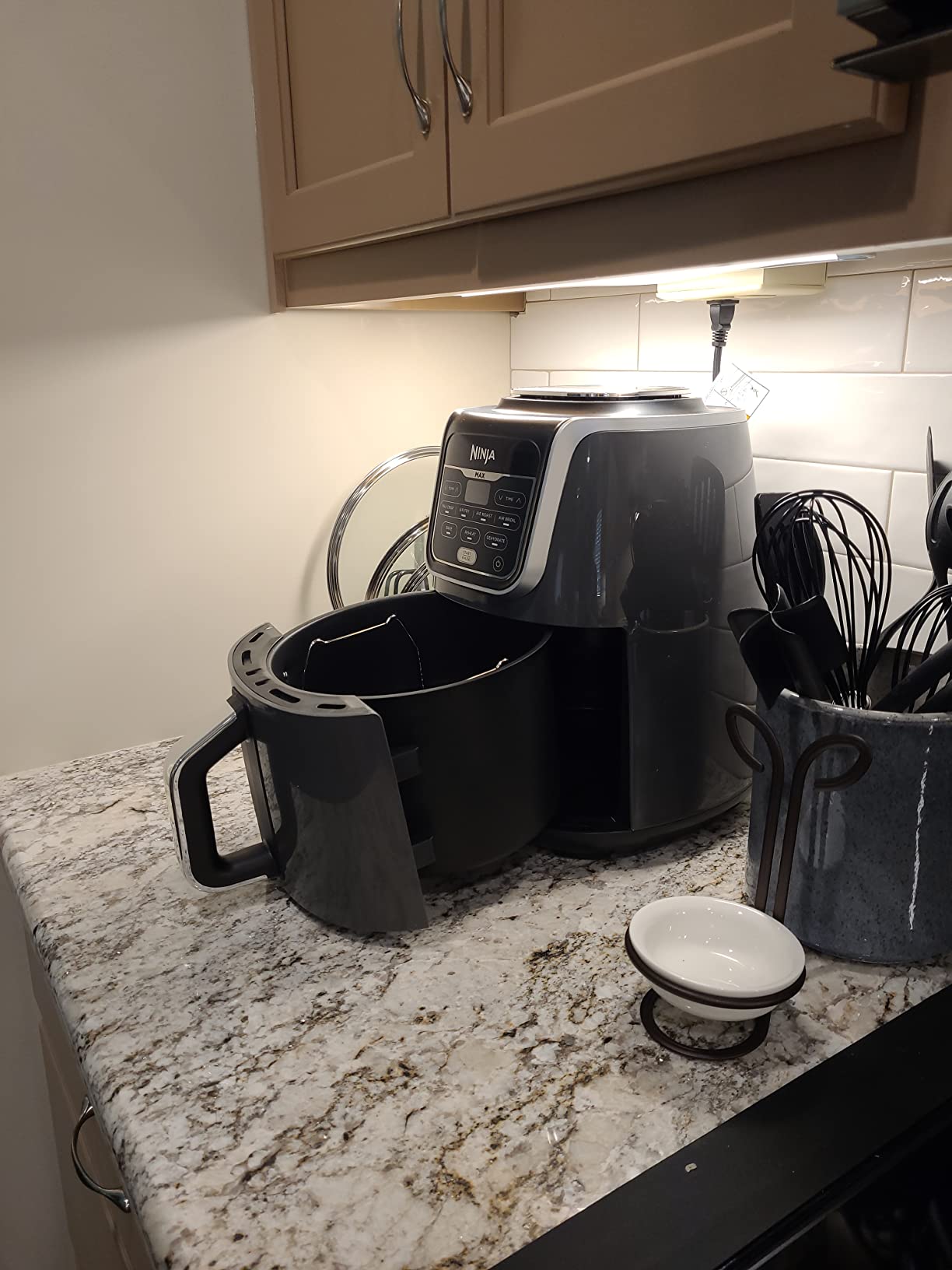 Ninja AF161 Max XL Air Fryer that Cooks, Crisps, Roasts, Bakes, Reheats & Dehydrates, 5.5 Quart