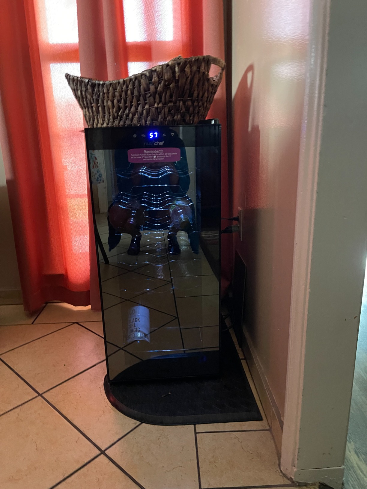 【Appliances】NutriChef PKCWC12 12 Bottle Cooler Refrigerator White and Red Countertop Chiller