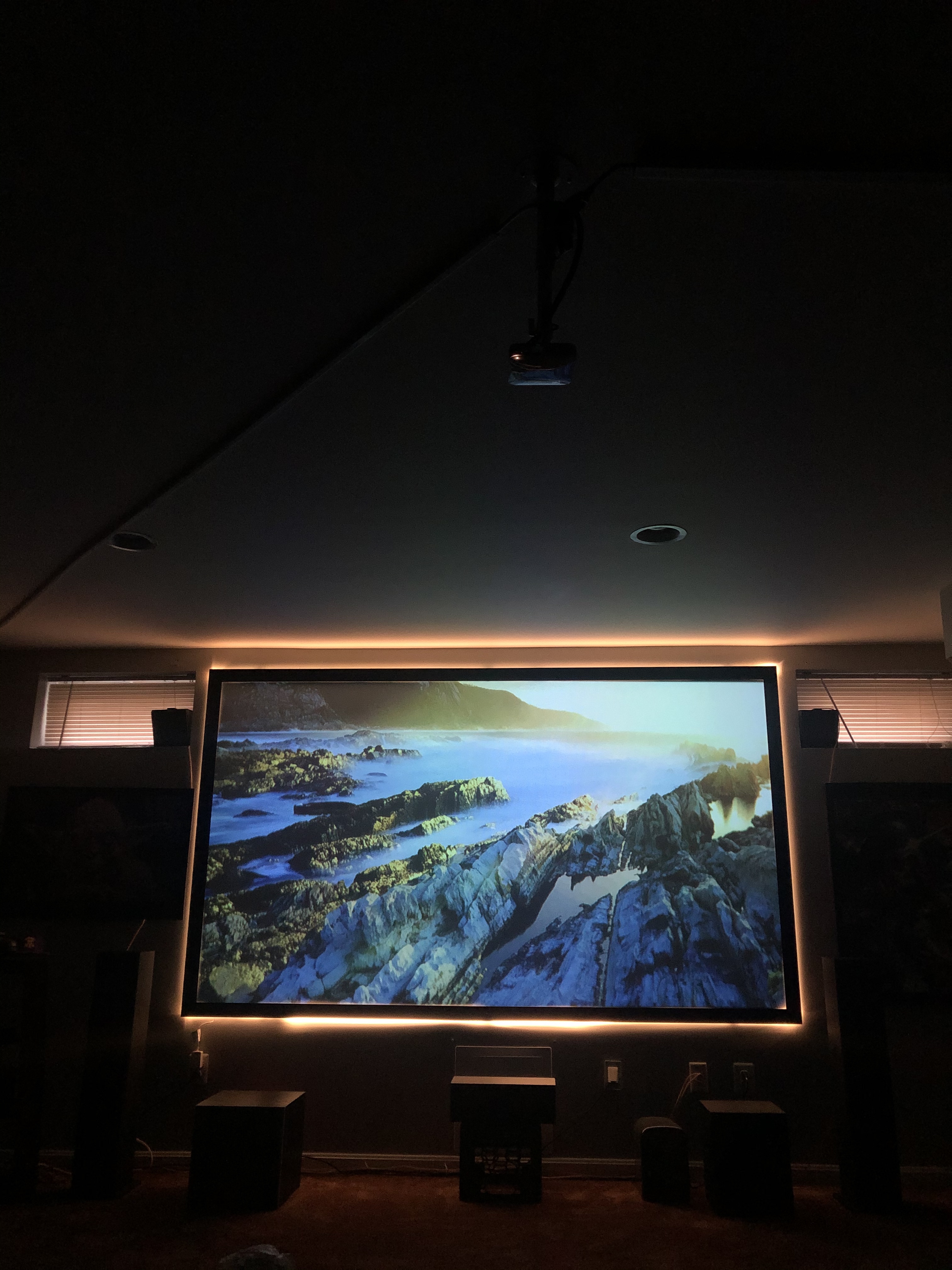 【Electronics】Luma 350 Portable Smart Projector w/ Luma App | Ultra HD Rechargeable Video Projector