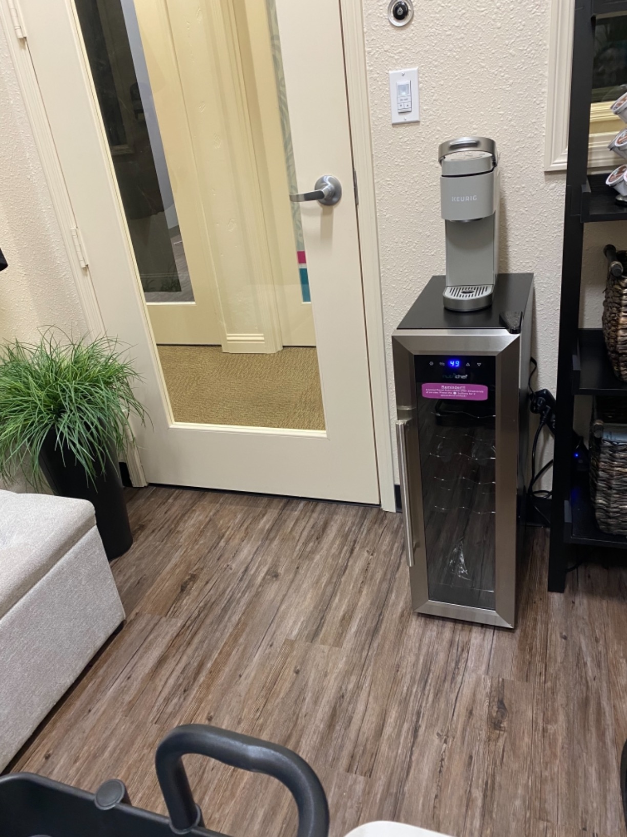 【Appliances】NutriChef PKCWC12 12 Bottle Cooler Refrigerator White and Red Countertop Chiller