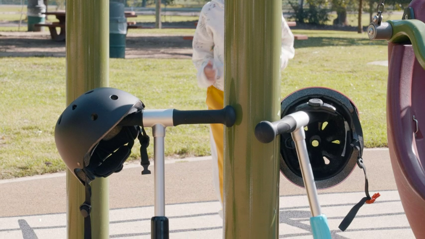 【Sports&Outdoors】Electric Scooter for Kids, Teens, Boys & Girls with Lightweight & Adjustable Handlebar