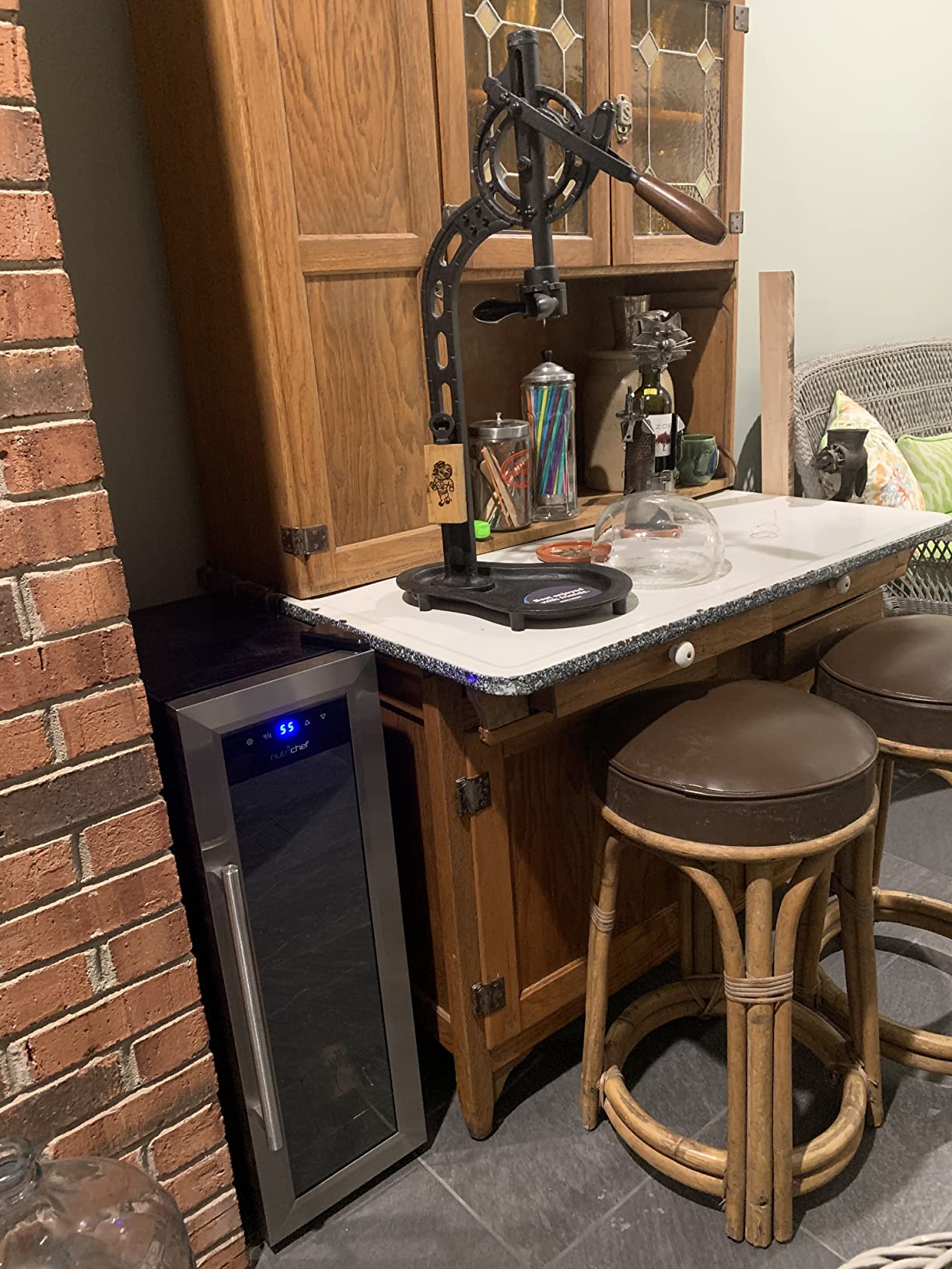 【Appliances】NutriChef PKCWC12 12 Bottle Cooler Refrigerator White and Red Countertop Chiller