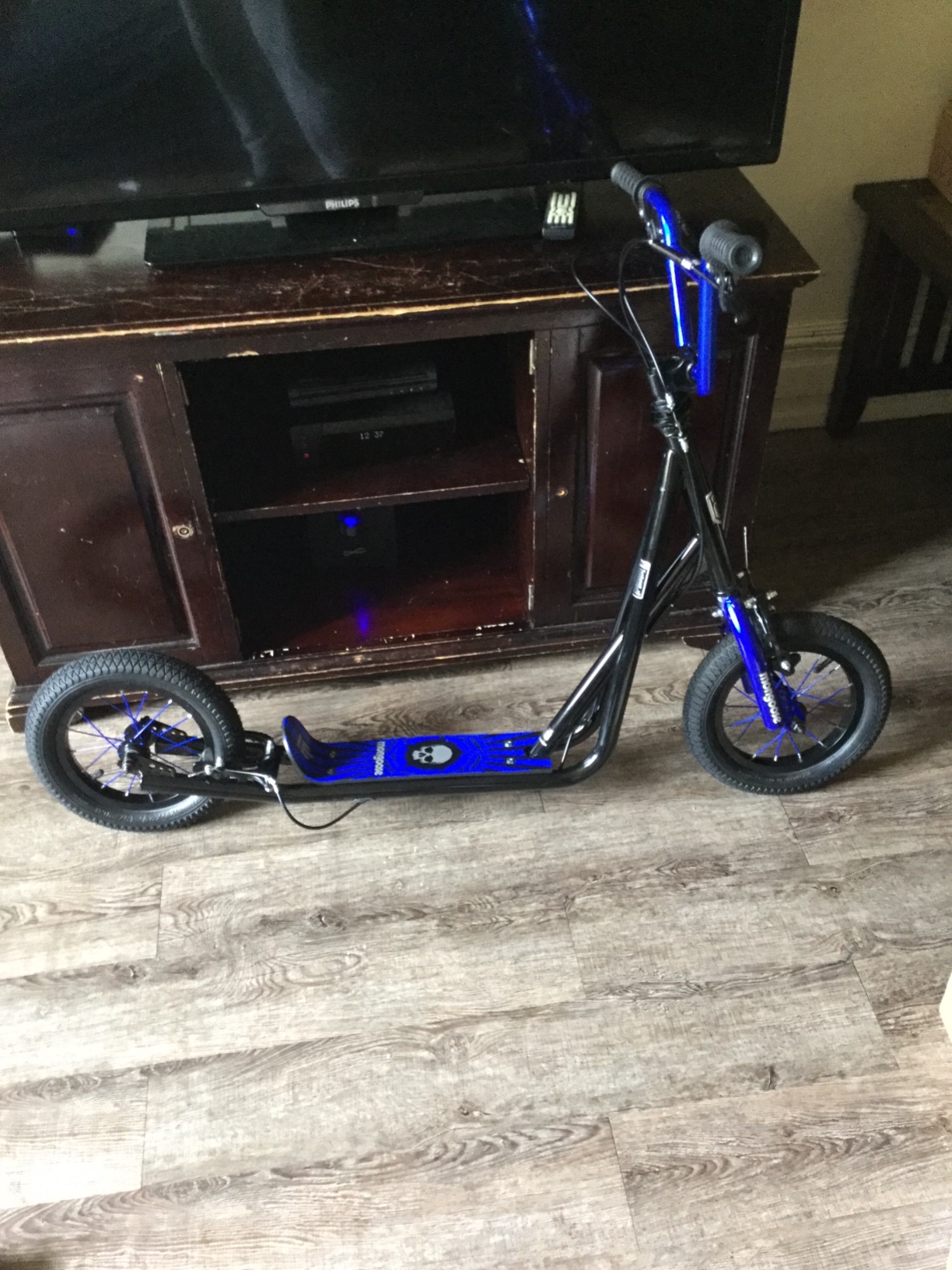 【Sports&Outdoors】Expo Youth Scooter, Front and Rear Caliper Brakes, Rear Axle Pegs, 12-Inch Inflatable Wheels