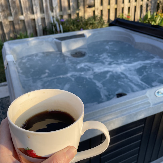 【Sports&Outdoors】Ohana Spas Soothe LS 6-Person 70 - Jet Square Hot Tub with Heater. Ozone and Ice Bucket