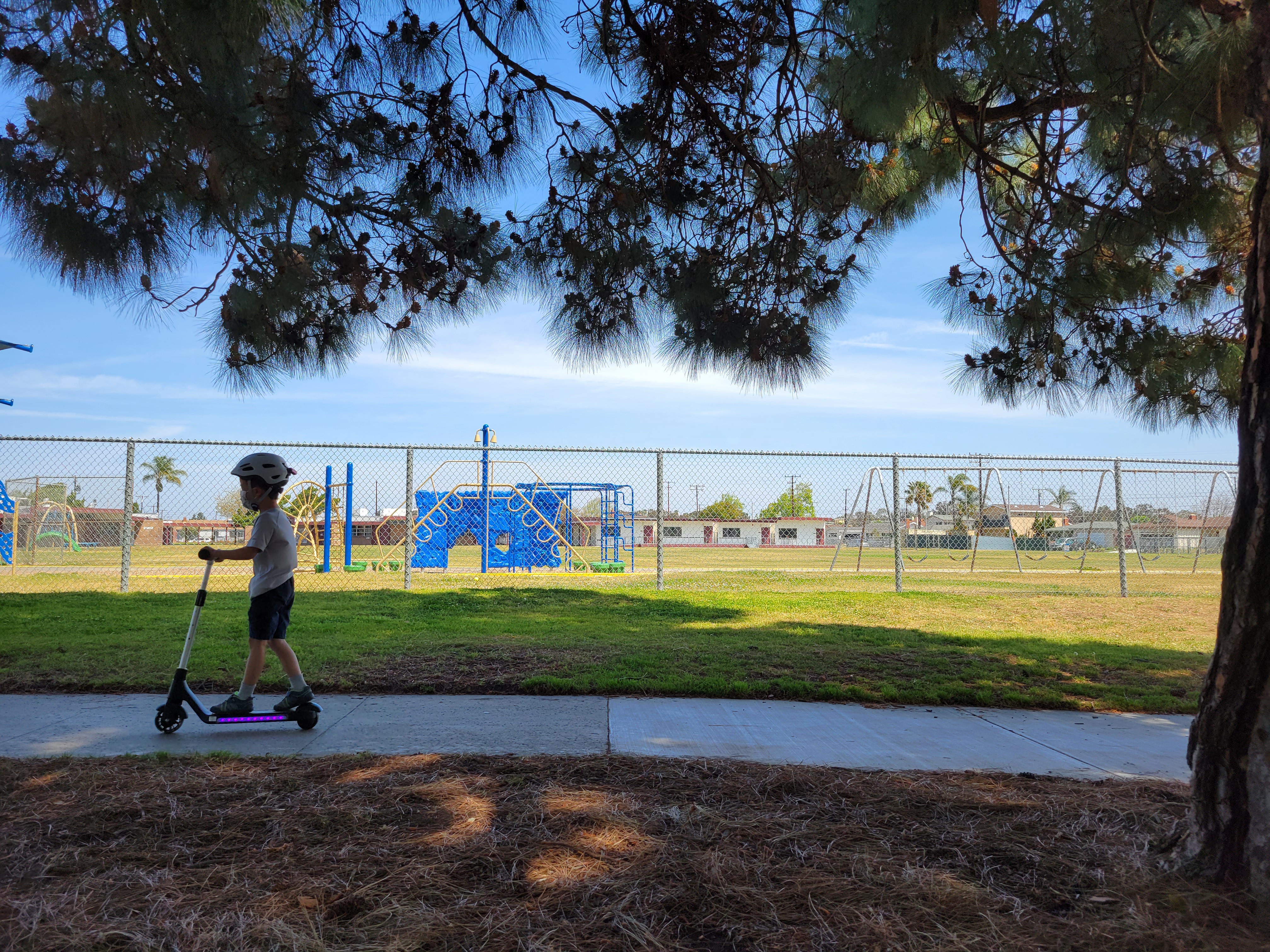 【Sports&Outdoors】Electric Scooter for Kids, Teens, Boys & Girls with Lightweight & Adjustable Handlebar