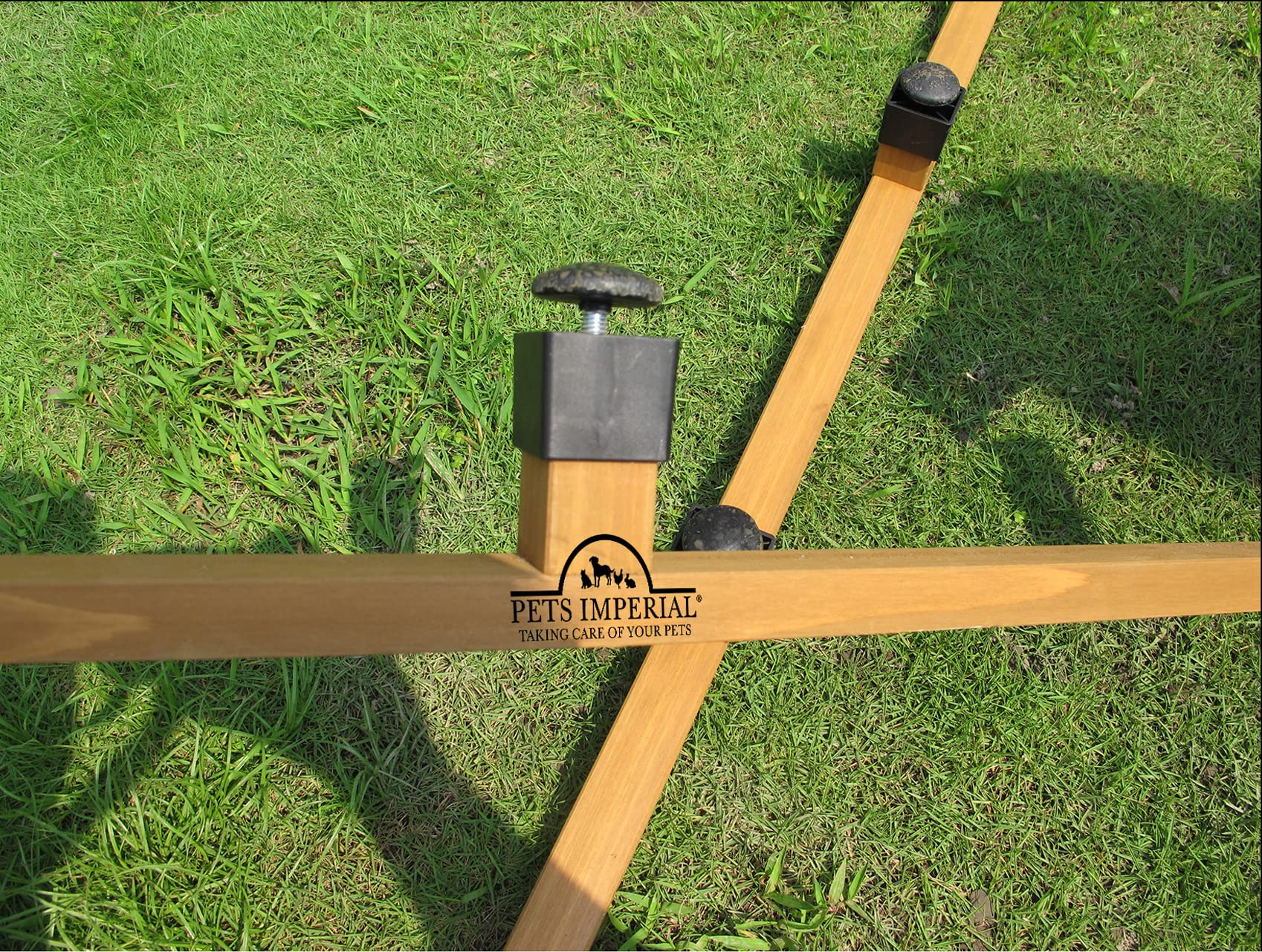 【Pet】XL Insulated Wooden Dog Kennel Cedar Color with Support Rails and Removable Floor