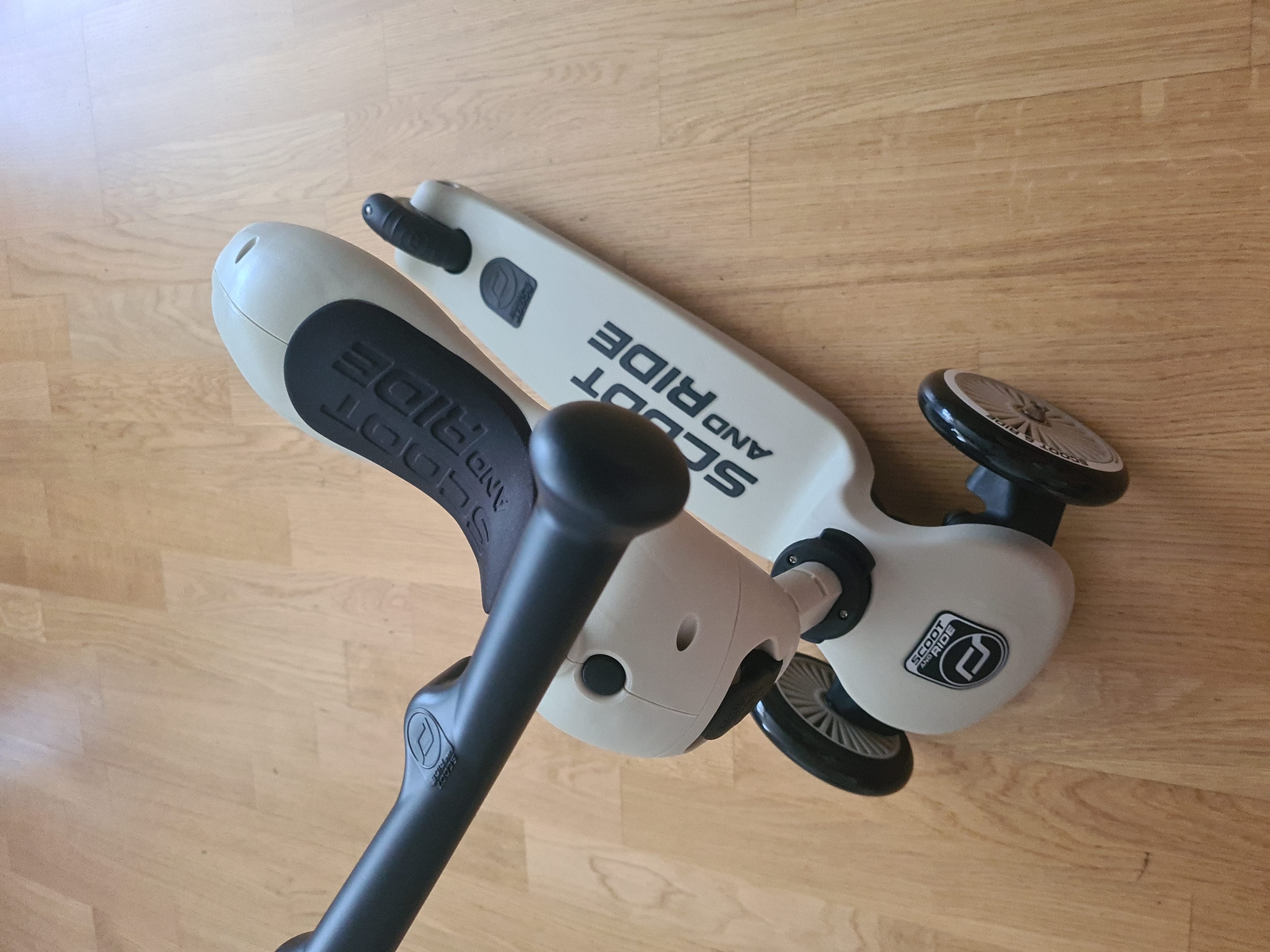 【Sports&Outdoors】Children Adjustable Seated or Standing 2-in-1 Scooter Including Safety Pad for Tip Prevention