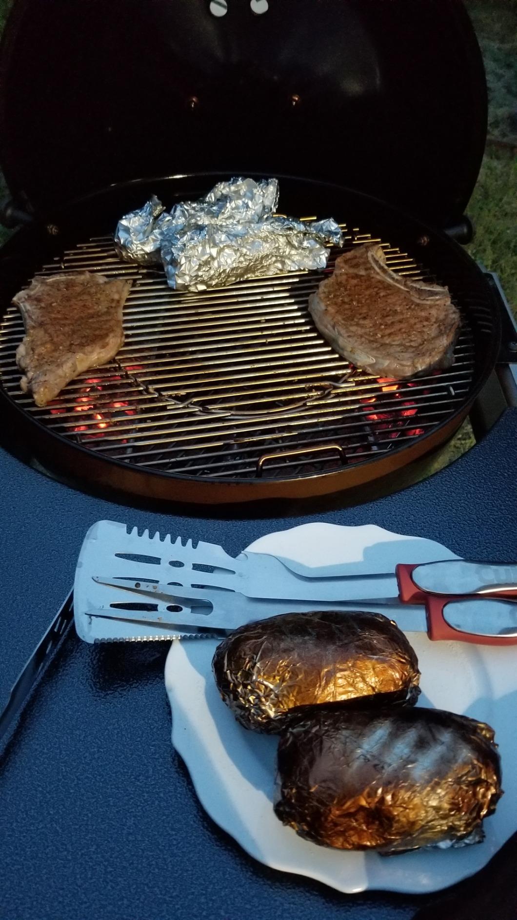 【Appliances】Weber Performer Deluxe Charcoal Grill, 22-Inch, Touch-N-Go Gas Ignition System