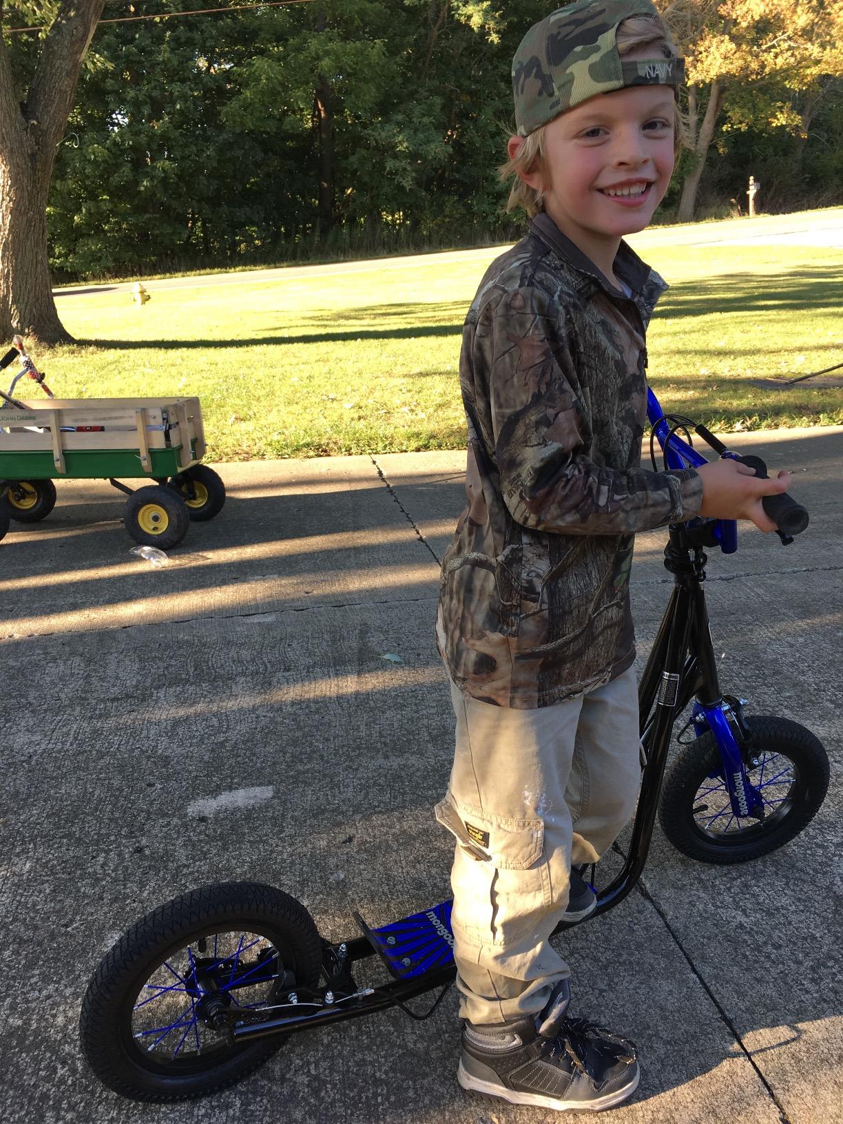 【Sports&Outdoors】Expo Youth Scooter, Front and Rear Caliper Brakes, Rear Axle Pegs, 12-Inch Inflatable Wheels