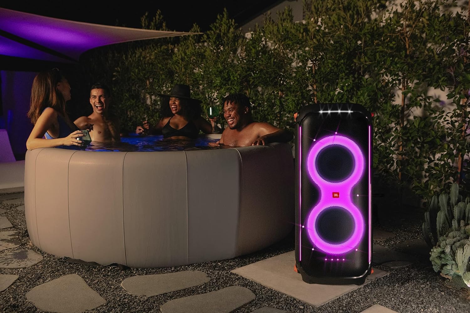 JBL PartyBox 710 - Schwarz – Trag - und rollbarer Bluetooth Party-Lautsprecher mit Lichteffekten – Spritzwassergeschützte, mobile Musikbox