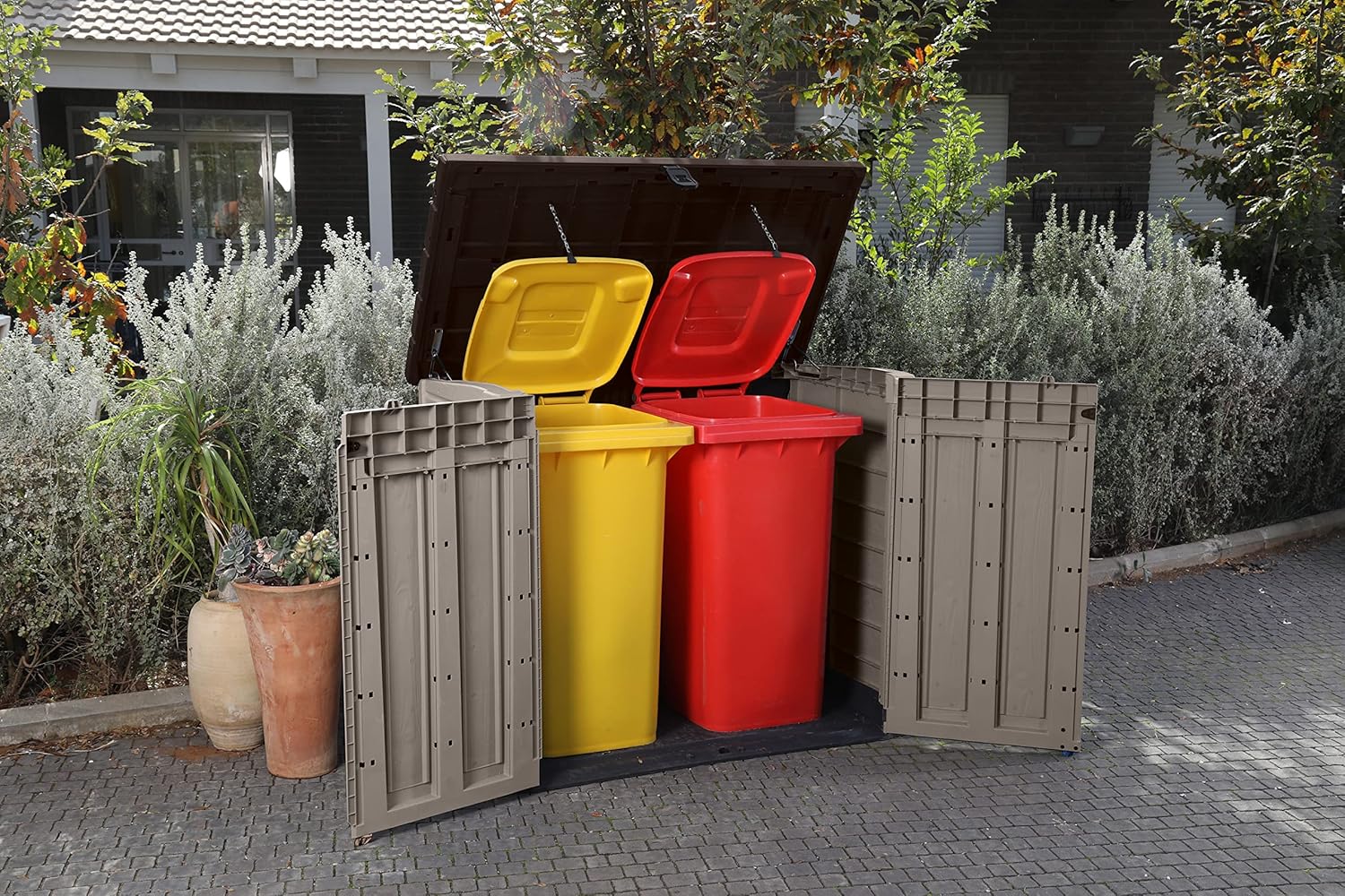 Keter Store it Out Pro Mülltonnenbox mit Gasdruckfeder, wetterfest, abschließbar, beige, 1.200 L, 145,5 x 82 x 123cm, passend für 2x240l Abfalltonnen