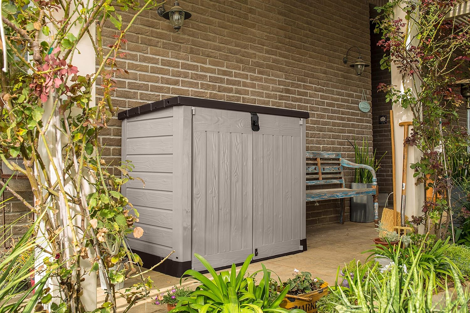 Keter Store it Out Pro Mülltonnenbox mit Gasdruckfeder, wetterfest, abschließbar, beige, 1.200 L, 145,5 x 82 x 123cm, passend für 2x240l Abfalltonnen