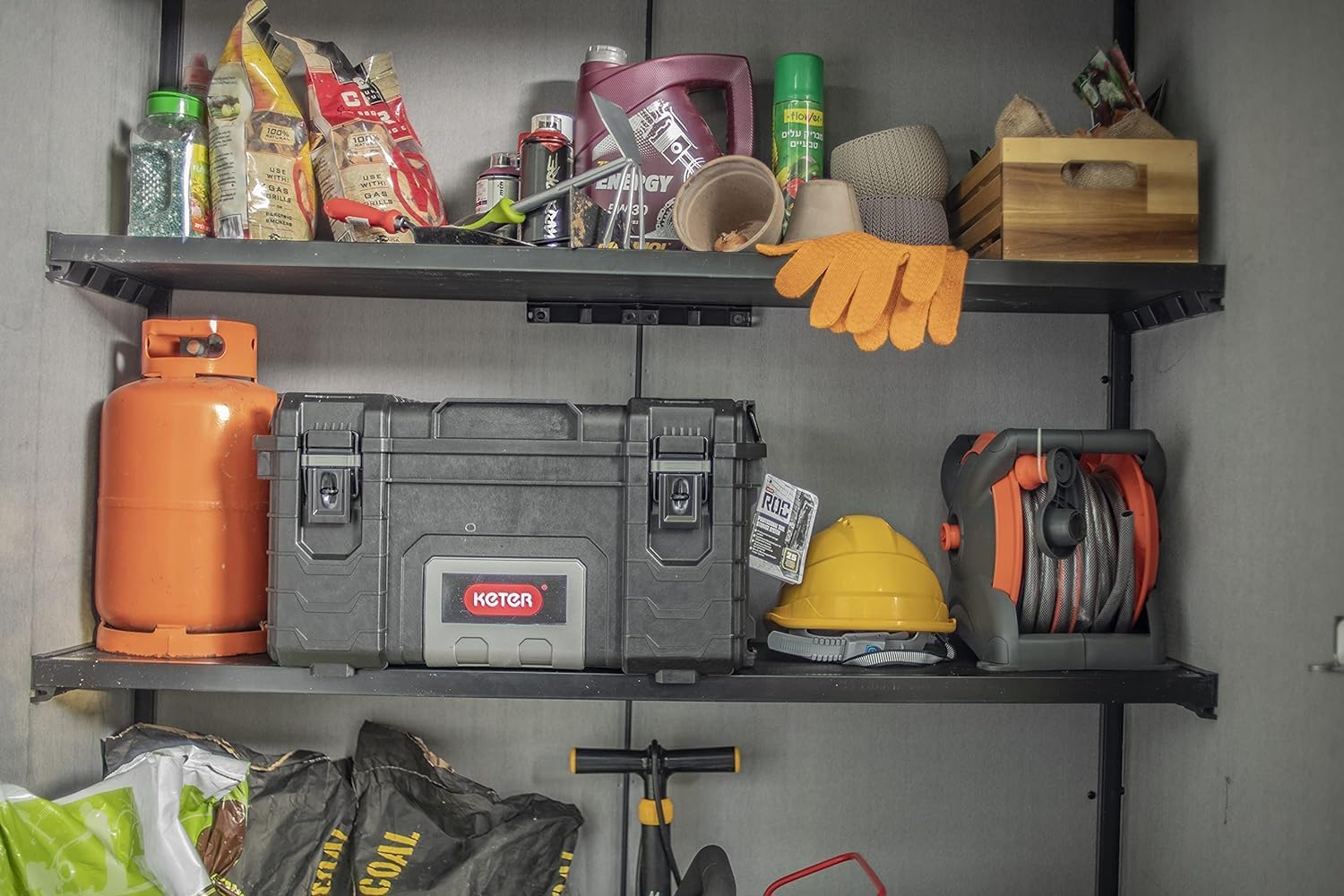 Keter High Store Plus Aufbewahrungsbox, 1400l Fassungsvermögen, Außenmaße B/T/H 140x73,6x170,4cm, Duotech Material, anstreichbar, wasserdicht, wetterfest und pflegeleicht