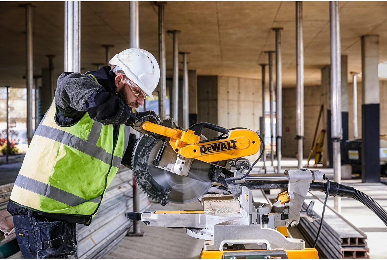 DEWALT Paneelsäge (1675 W, Schnittkapazität bis zu 110 x 303 mm, millimetergenaue Schnitte durch LED-unterstützte Schnittlinienanzeige) DWS780