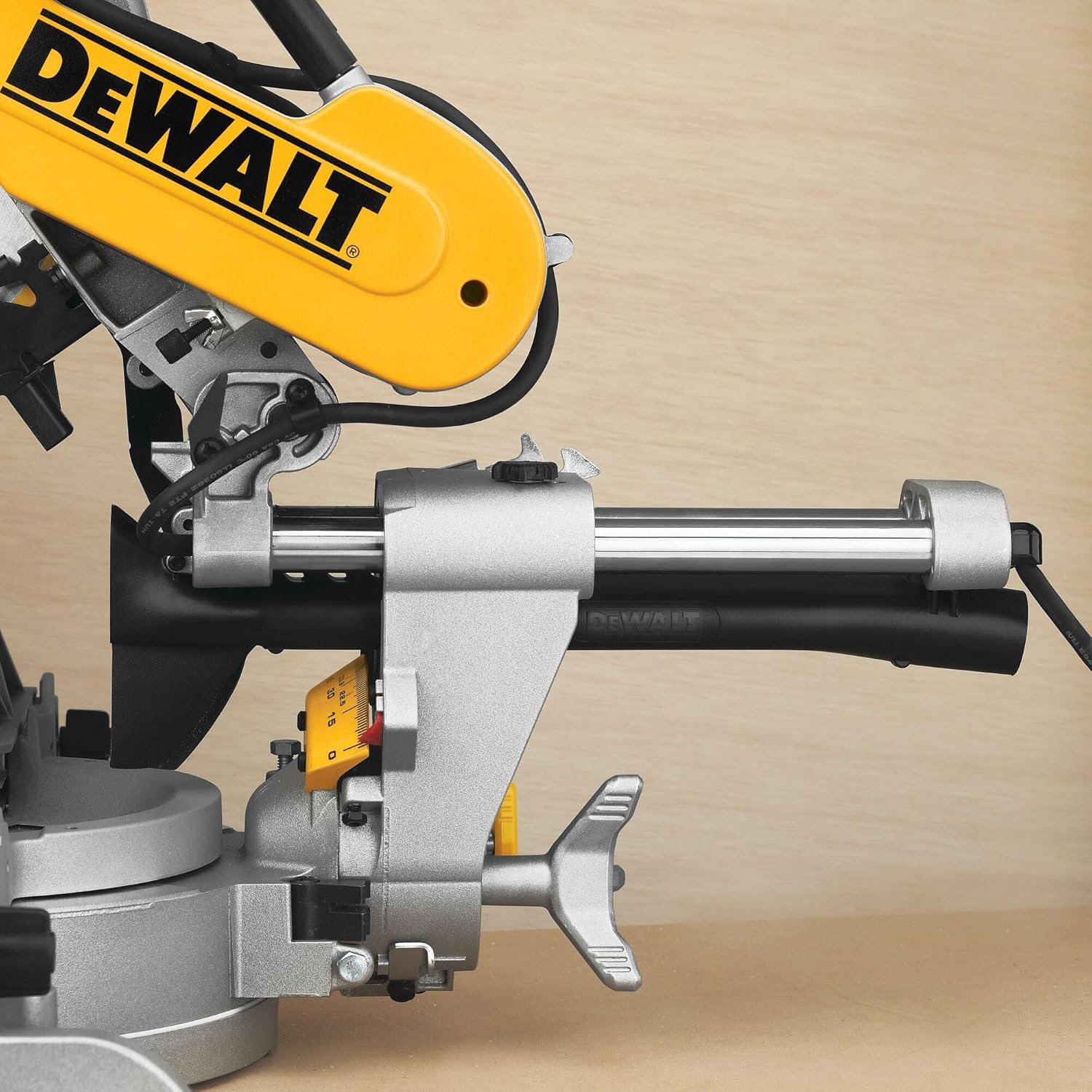 DEWALT Paneelsäge (1675 W, Schnittkapazität bis zu 110 x 303 mm, millimetergenaue Schnitte durch LED-unterstützte Schnittlinienanzeige) DWS780