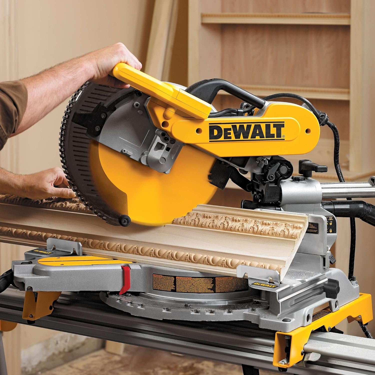 DEWALT Paneelsäge (1675 W, Schnittkapazität bis zu 110 x 303 mm, millimetergenaue Schnitte durch LED-unterstützte Schnittlinienanzeige) DWS780