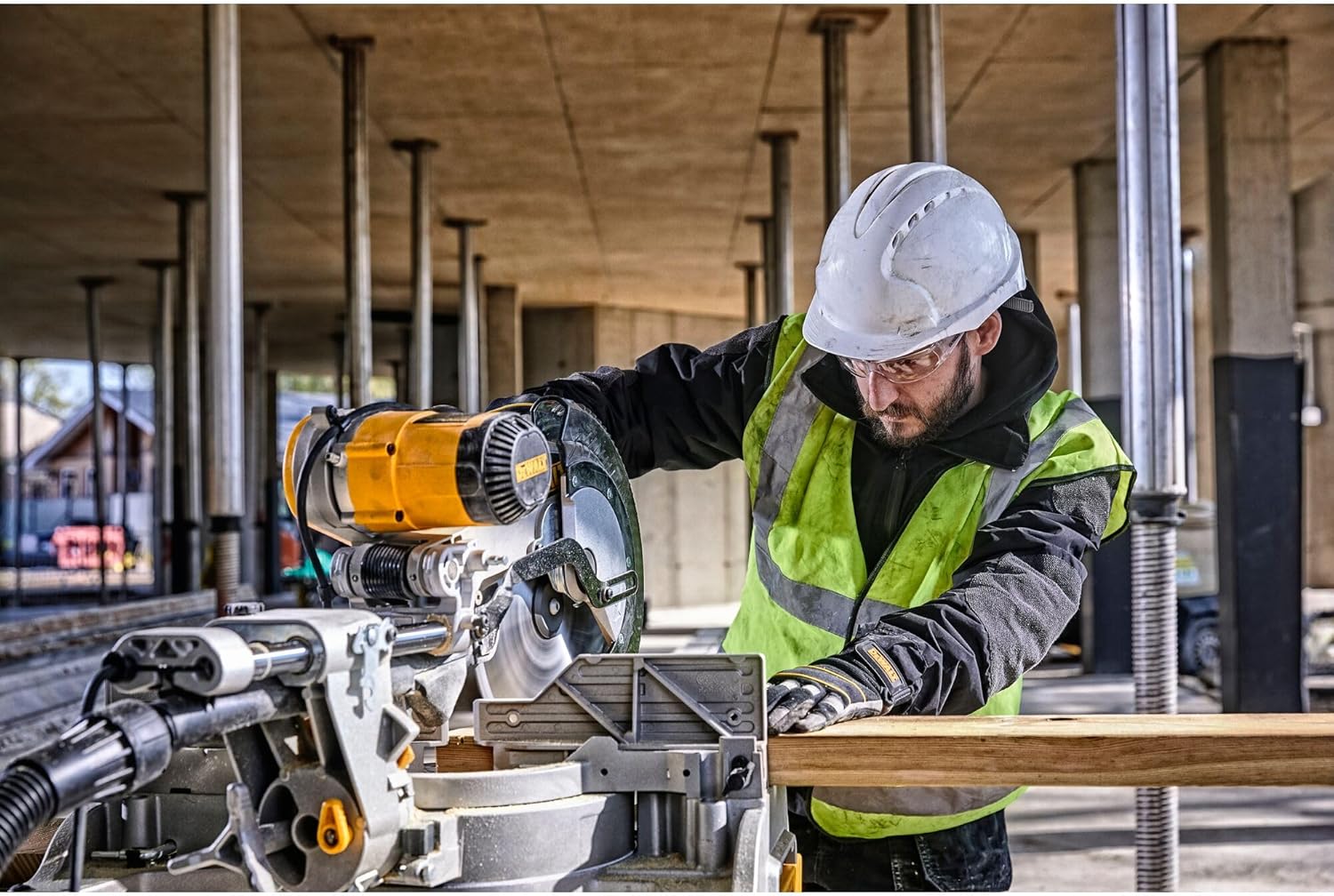 DEWALT Paneelsäge (1675 W, Schnittkapazität bis zu 110 x 303 mm, millimetergenaue Schnitte durch LED-unterstützte Schnittlinienanzeige) DWS780