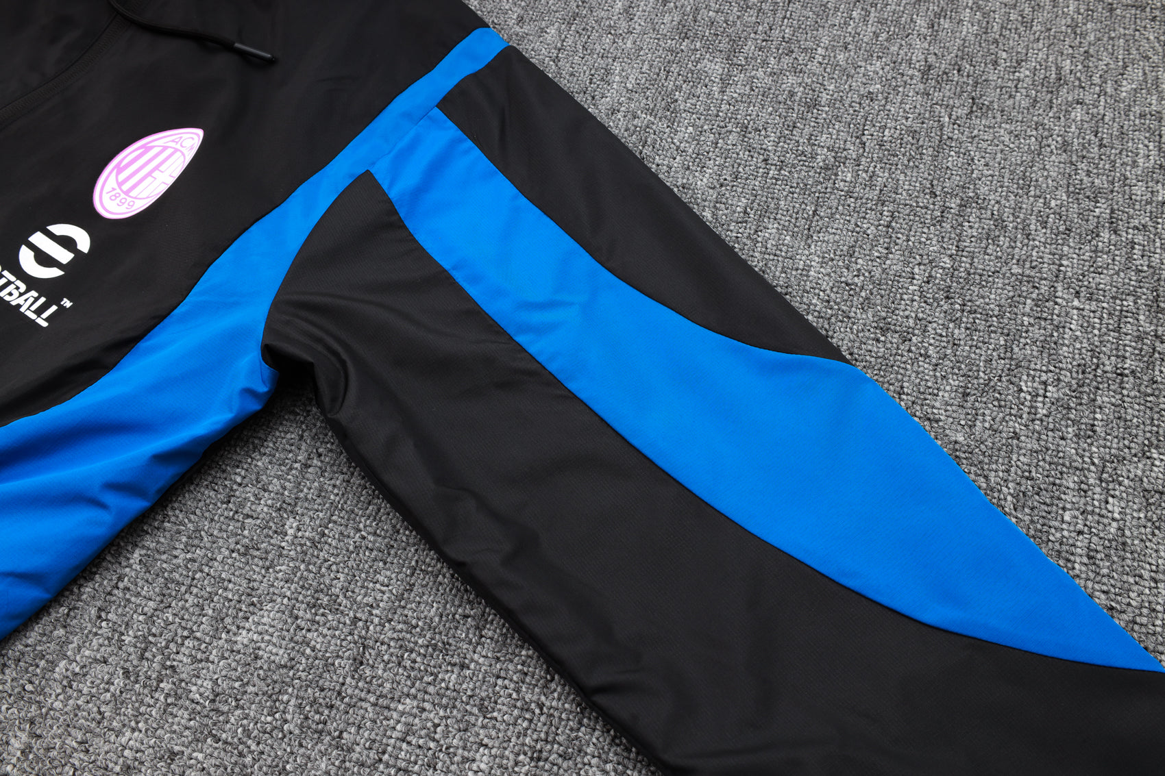 AC Milan Survêtement / Training 2024 2025€39.99