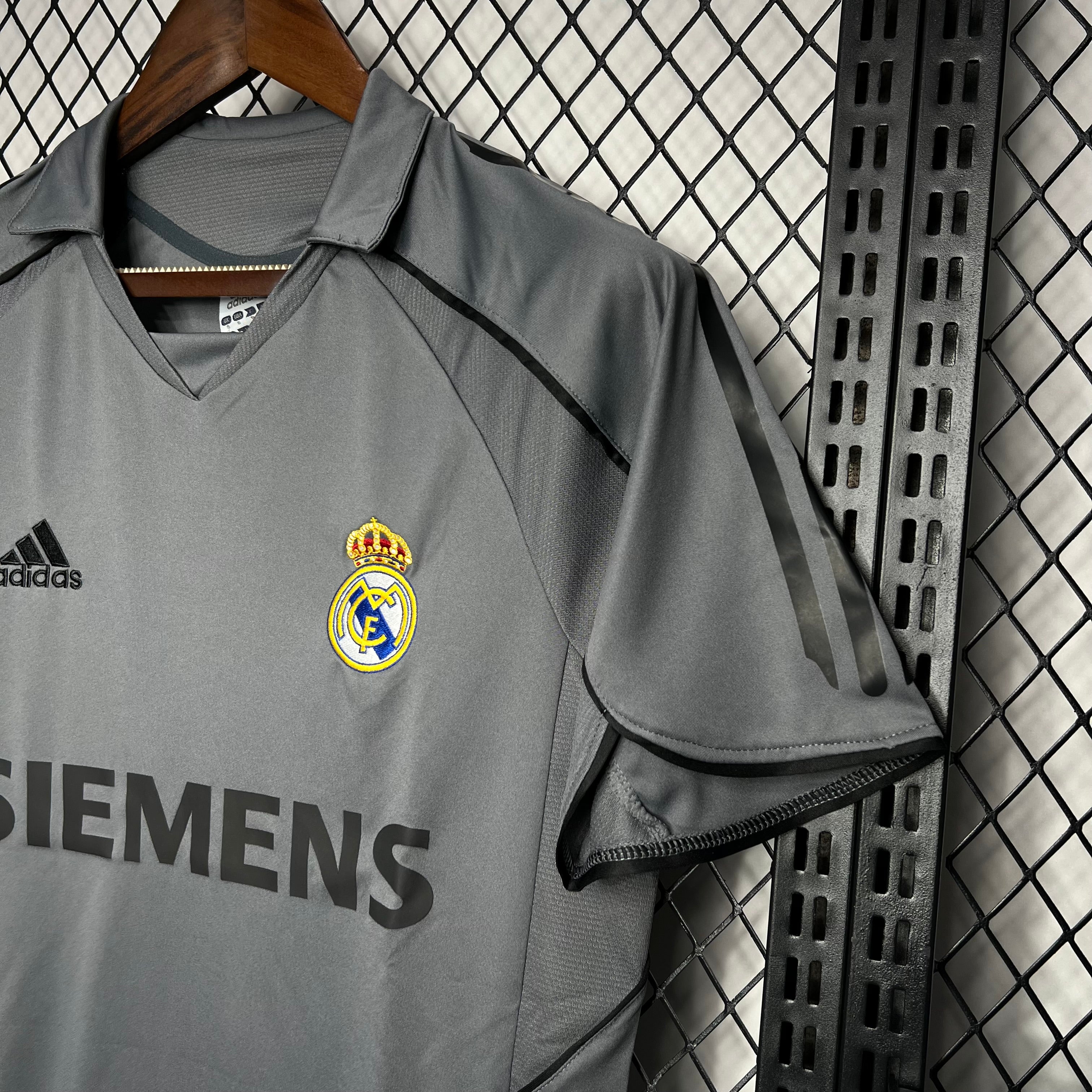 Real Madrid maillot foot rétro 2005 2006€19.99