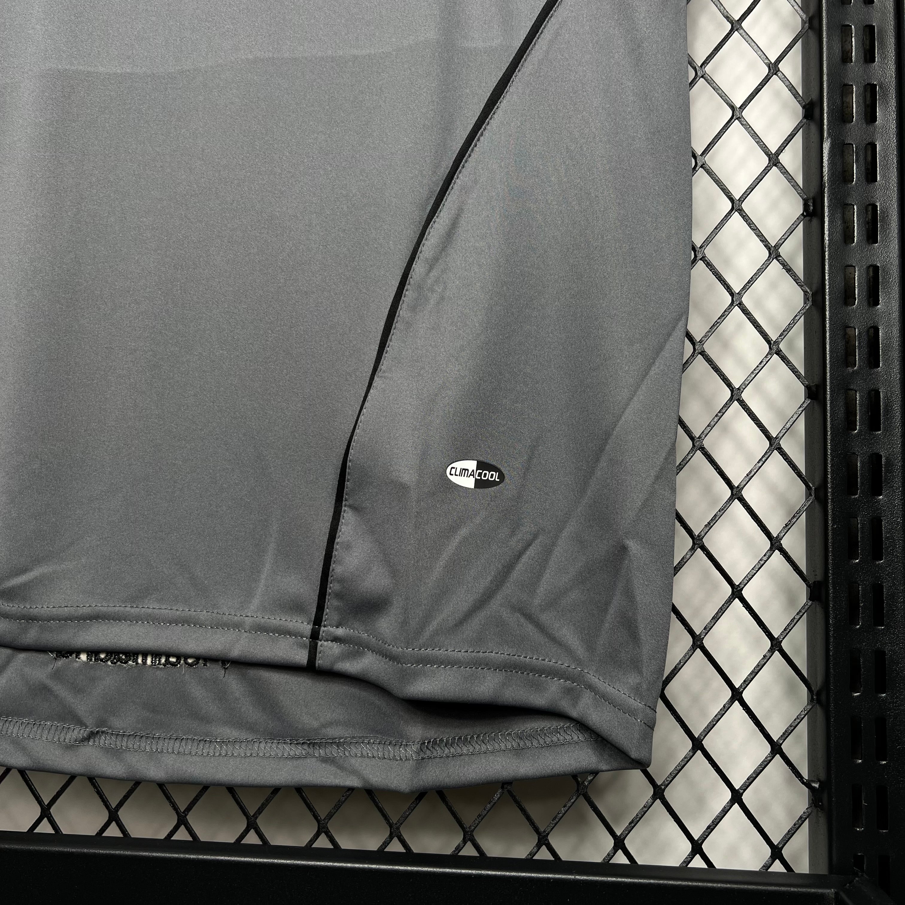 Real Madrid maillot foot rétro 2005 2006€19.99